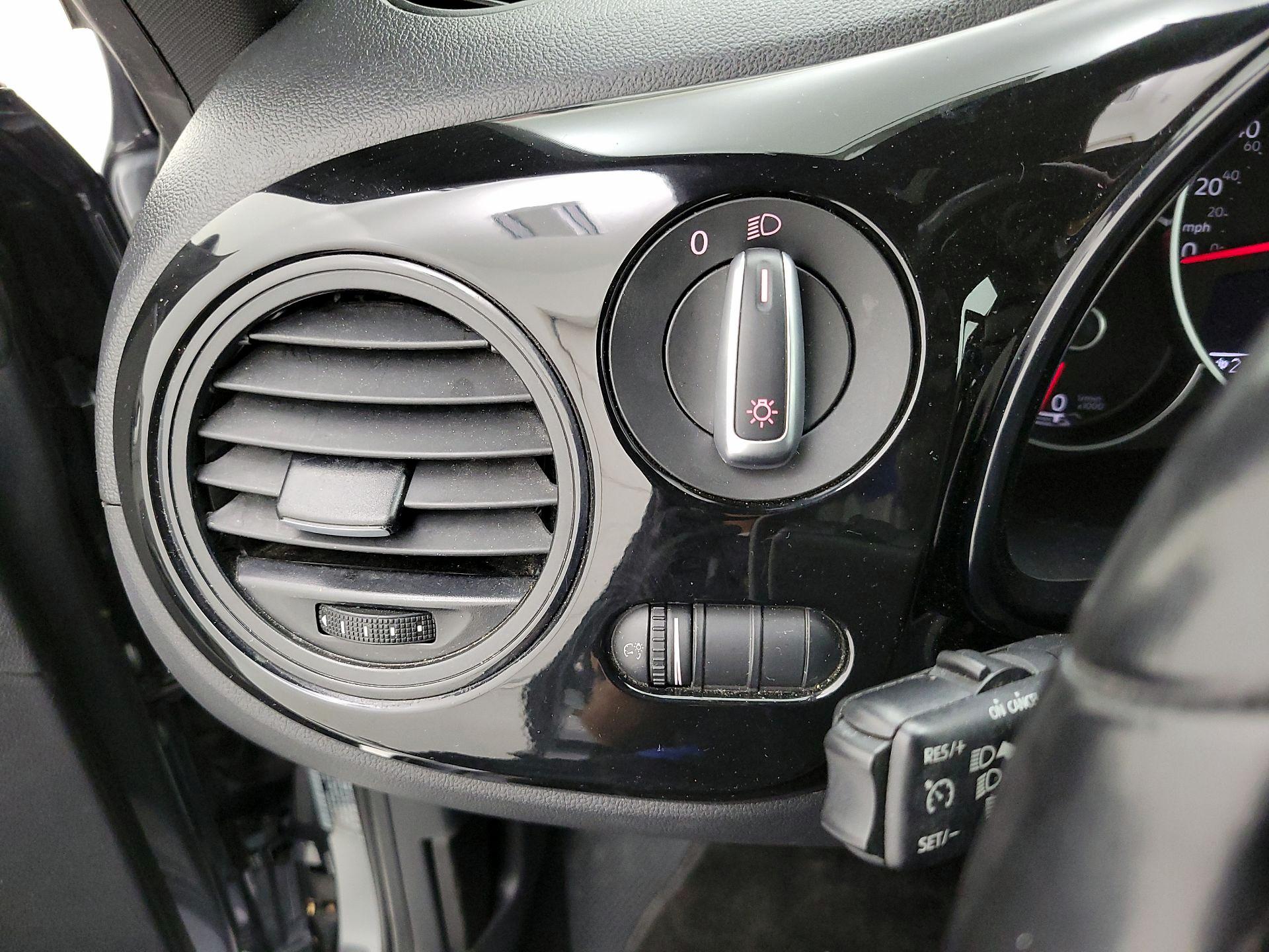 Thumbnail: 2018 Volkswagen Beetle - 13