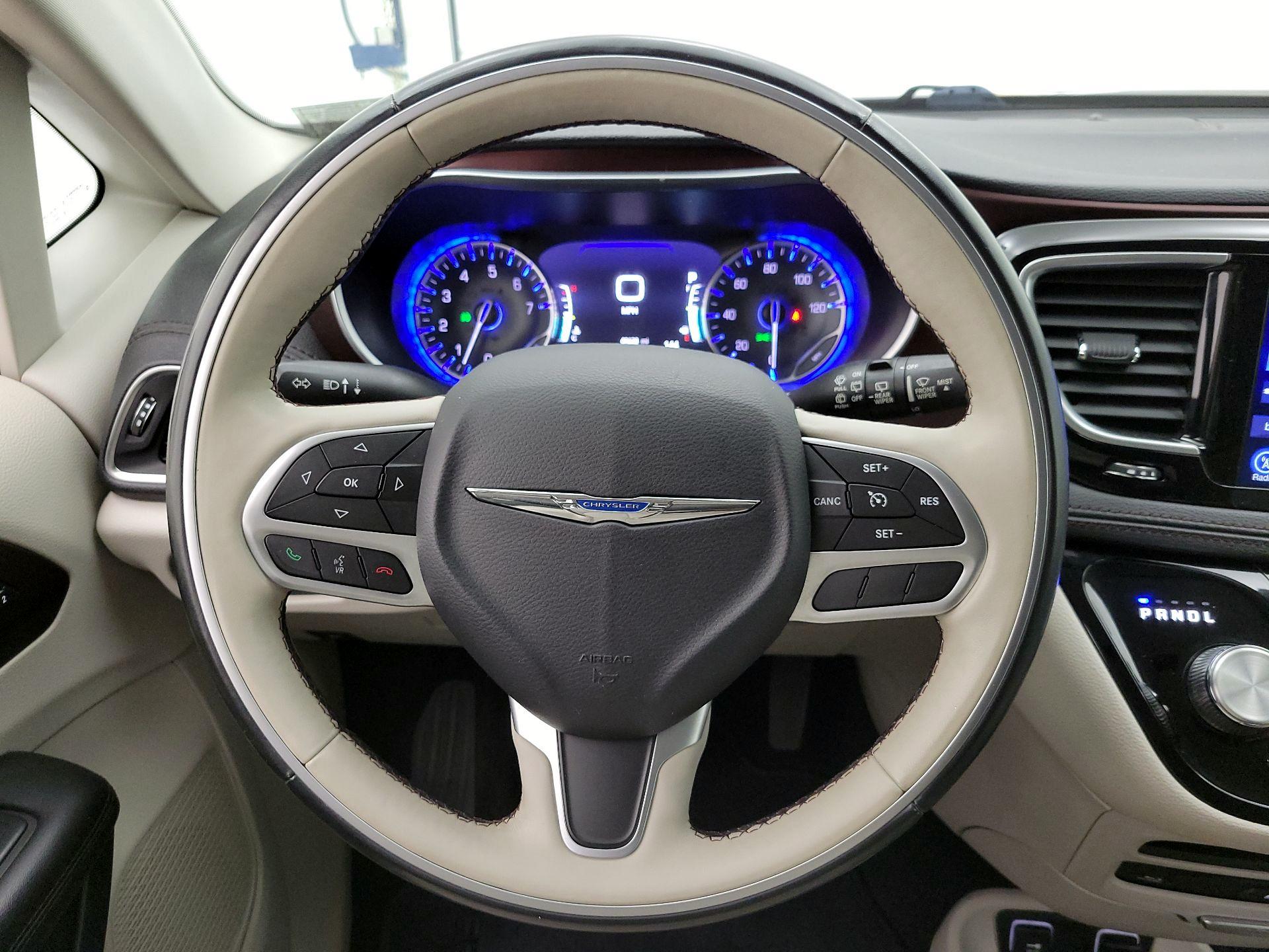 Thumbnail: 2017 Chrysler Pacifica - 10