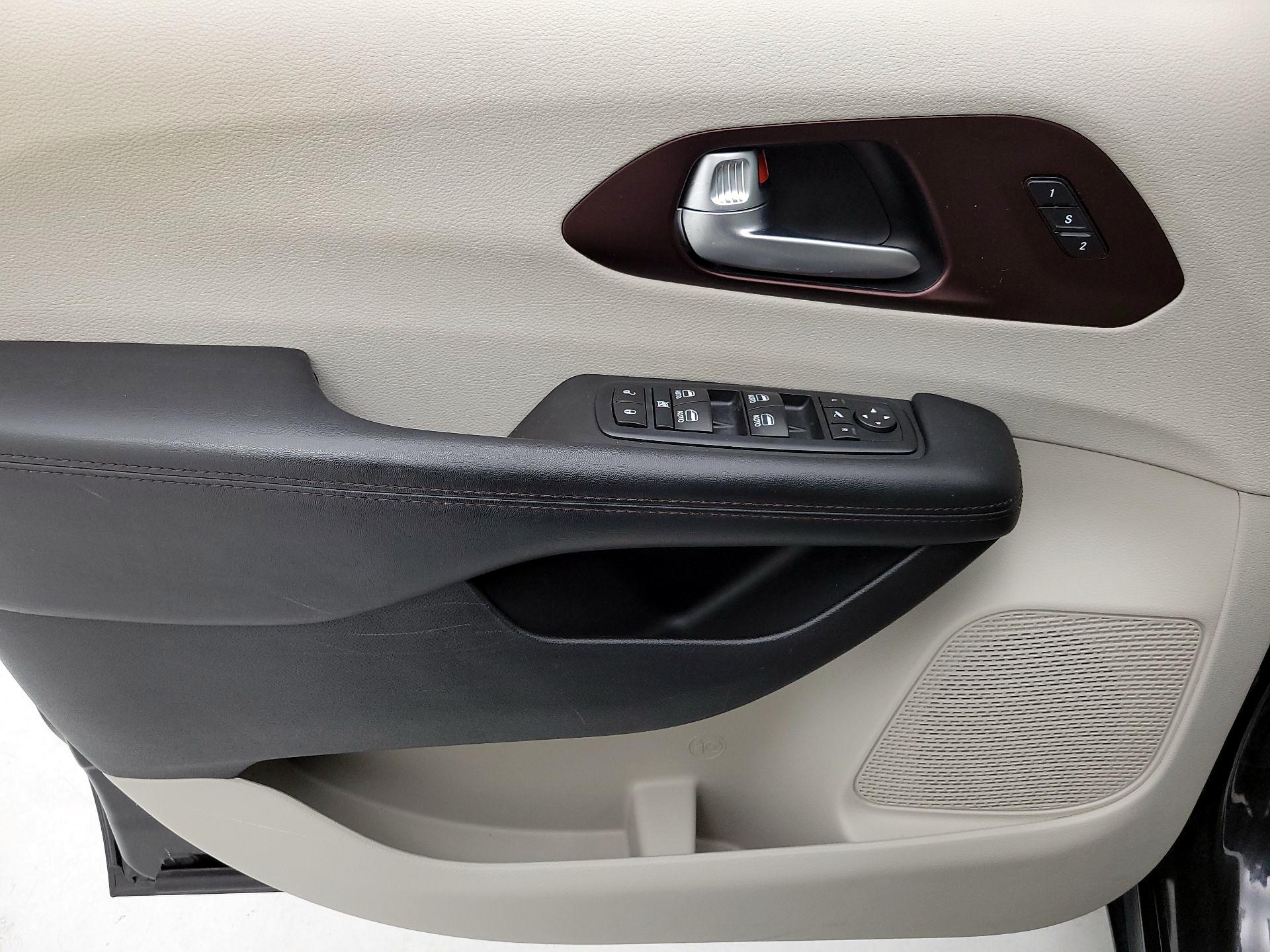 Thumbnail: 2017 Chrysler Pacifica - 12