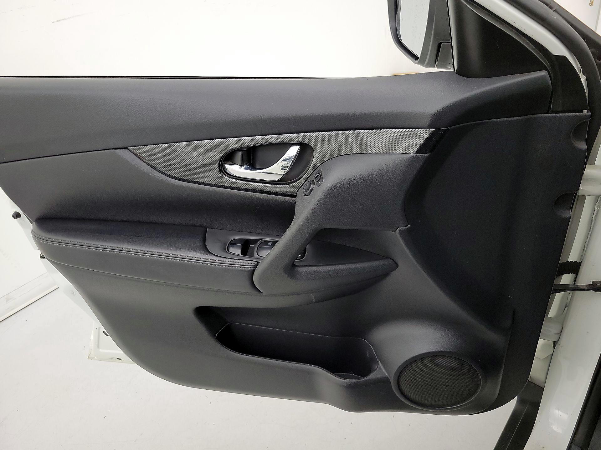 Thumbnail: 2016 Nissan Rogue - 12
