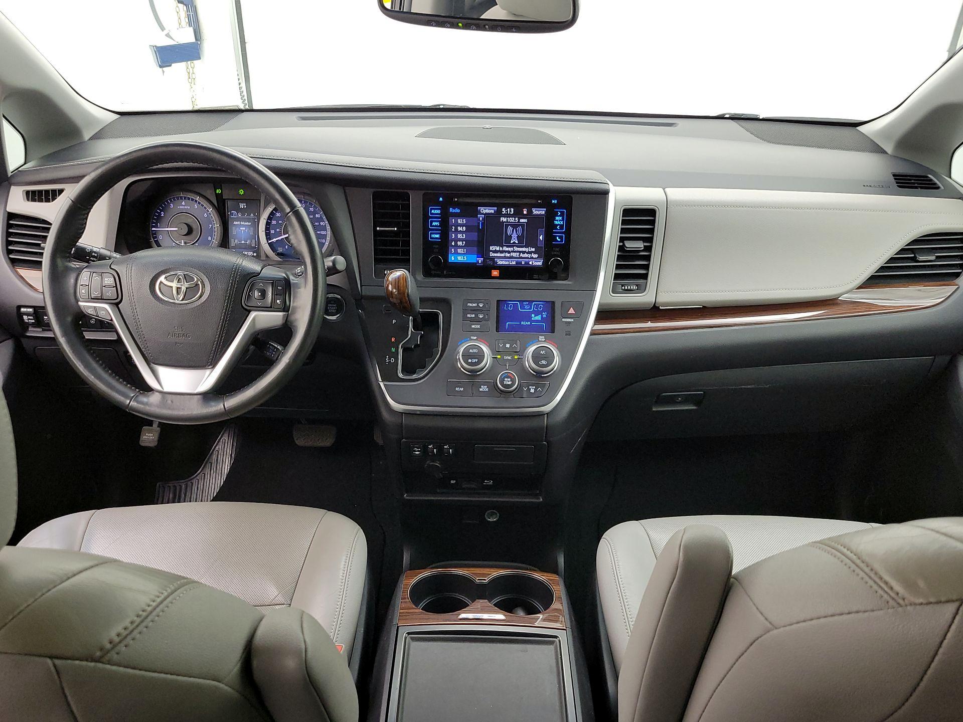 Thumbnail: 2015 Toyota Sienna - 9