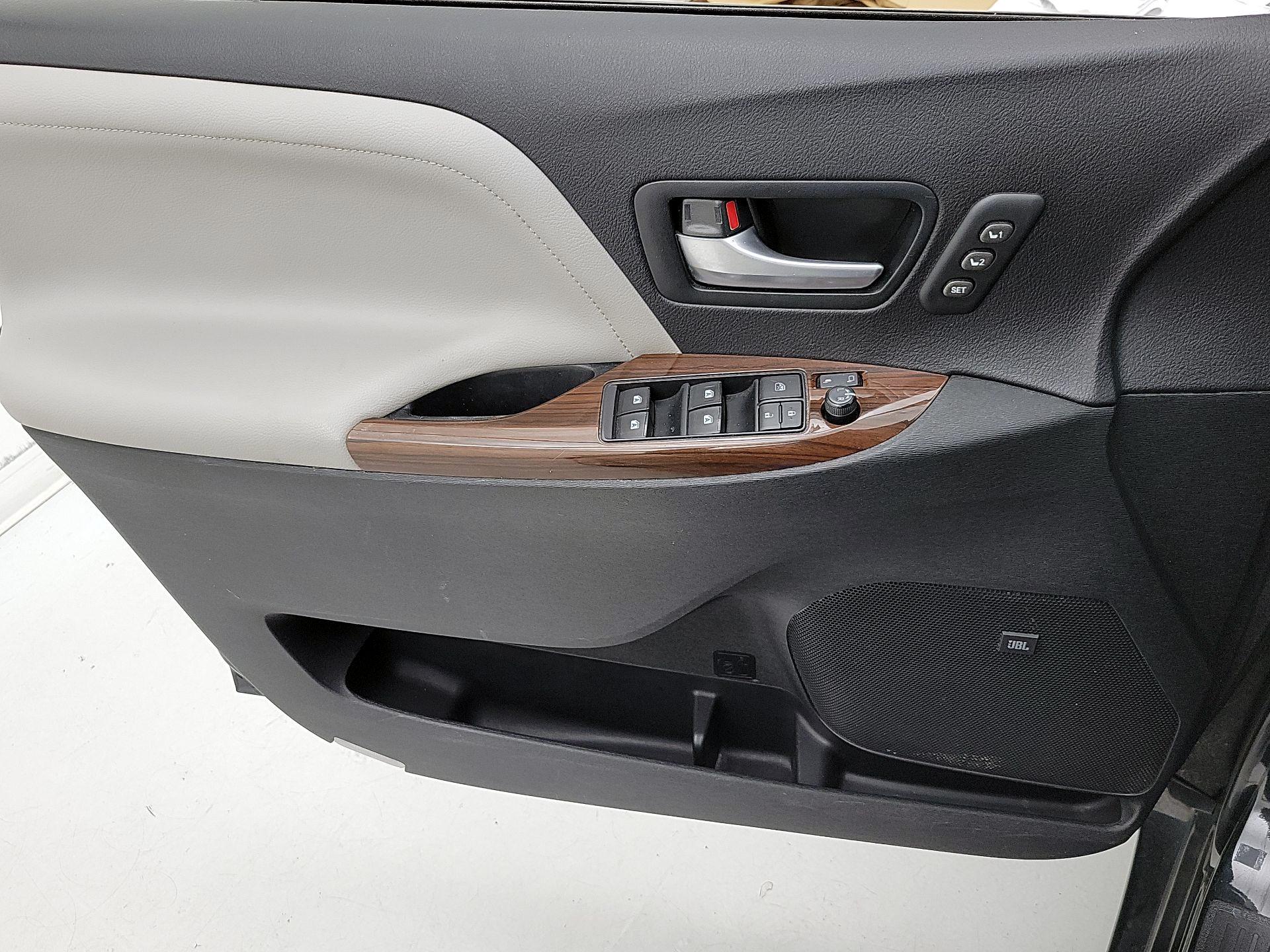 Thumbnail: 2015 Toyota Sienna - 12