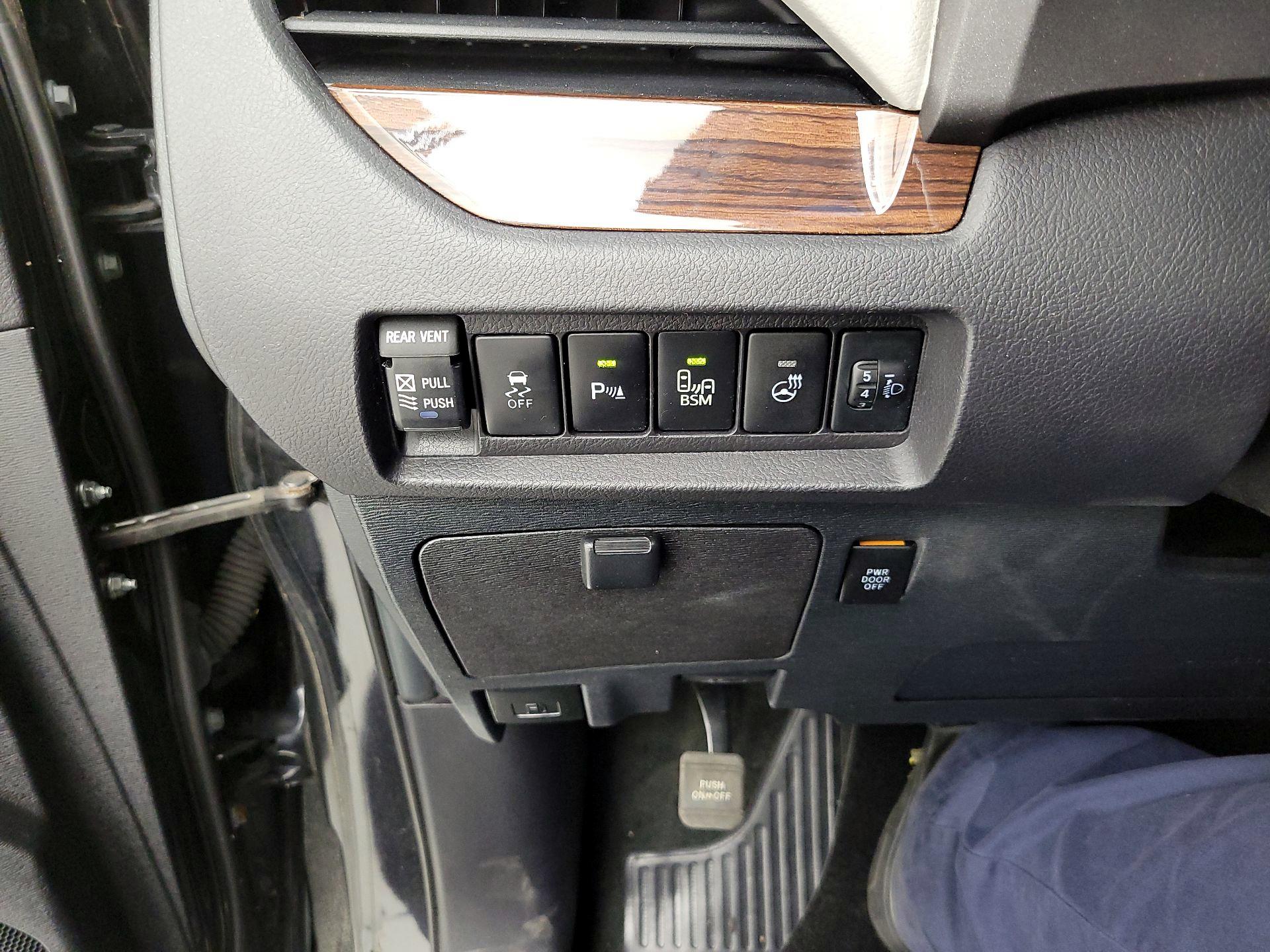 Thumbnail: 2015 Toyota Sienna - 13