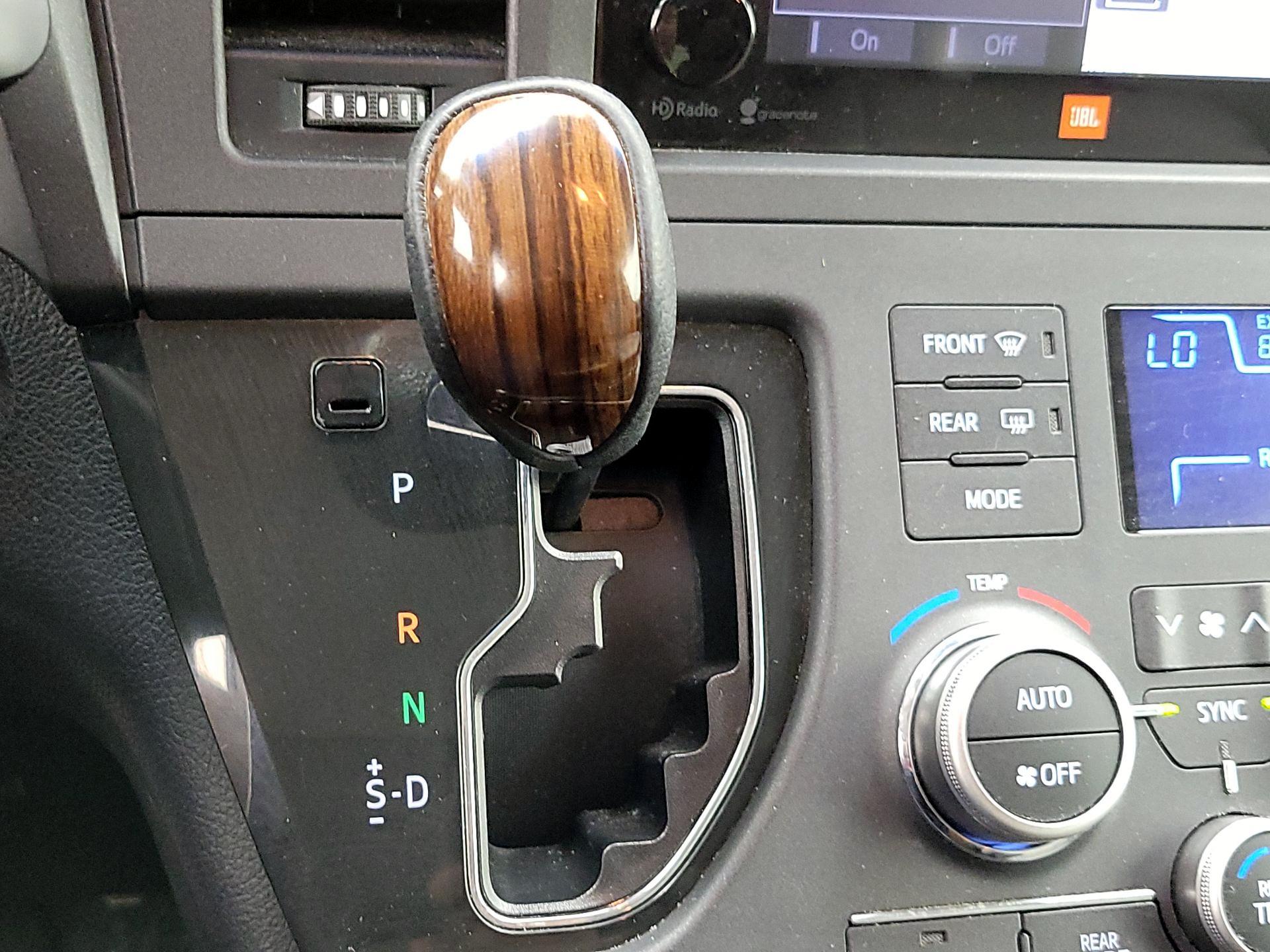 Thumbnail: 2015 Toyota Sienna - 17
