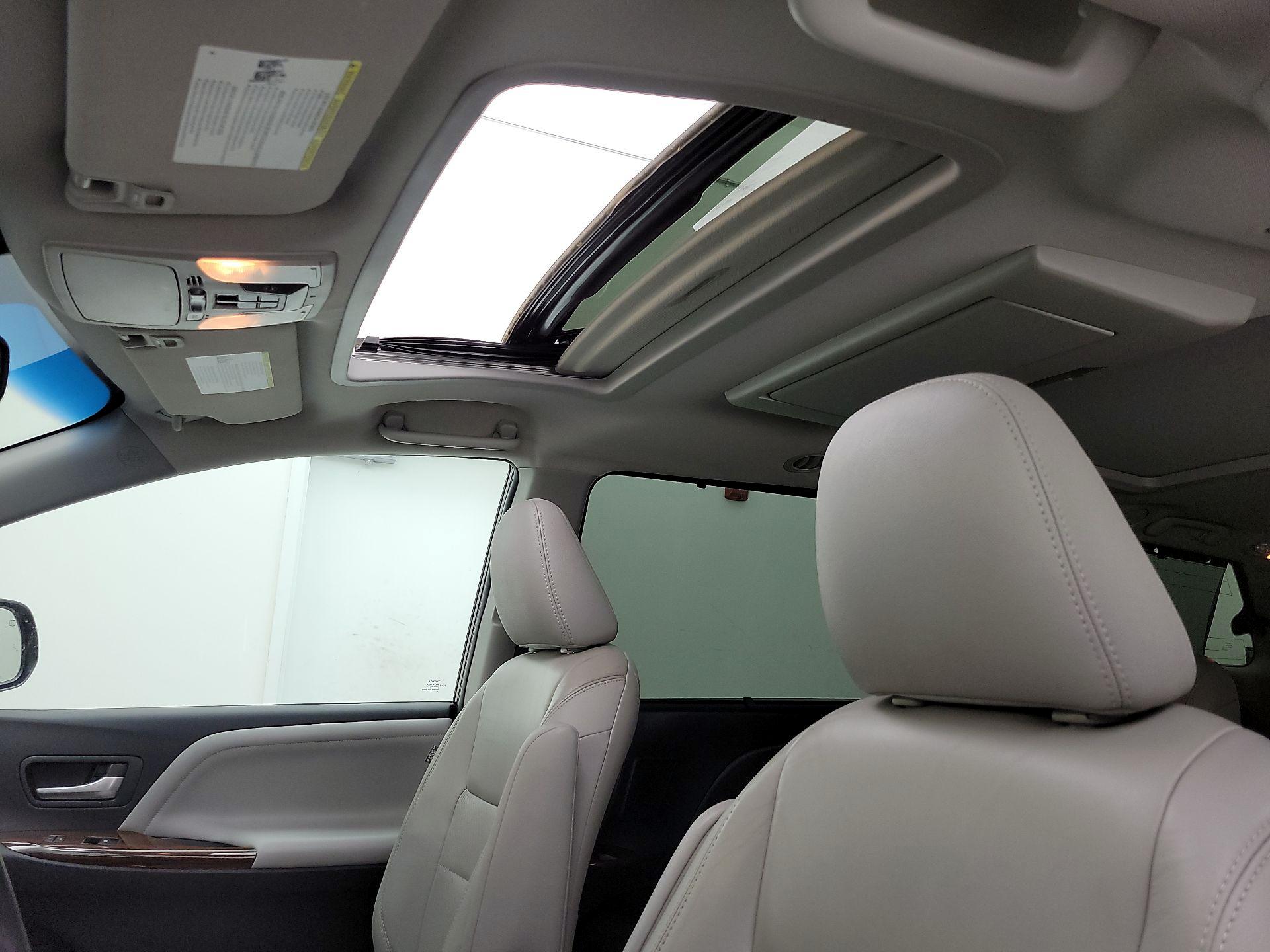 Thumbnail: 2015 Toyota Sienna - 19
