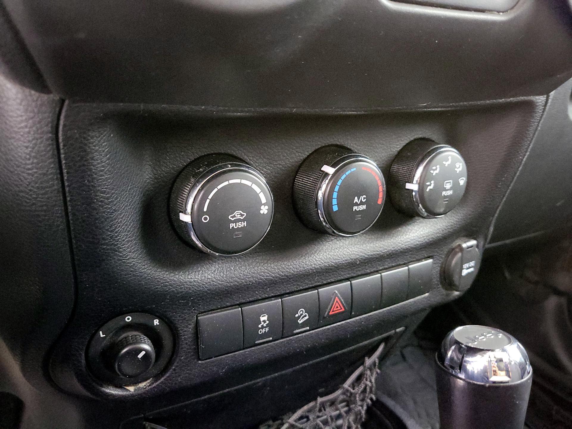 Thumbnail: 2016 Jeep Wrangler - 14