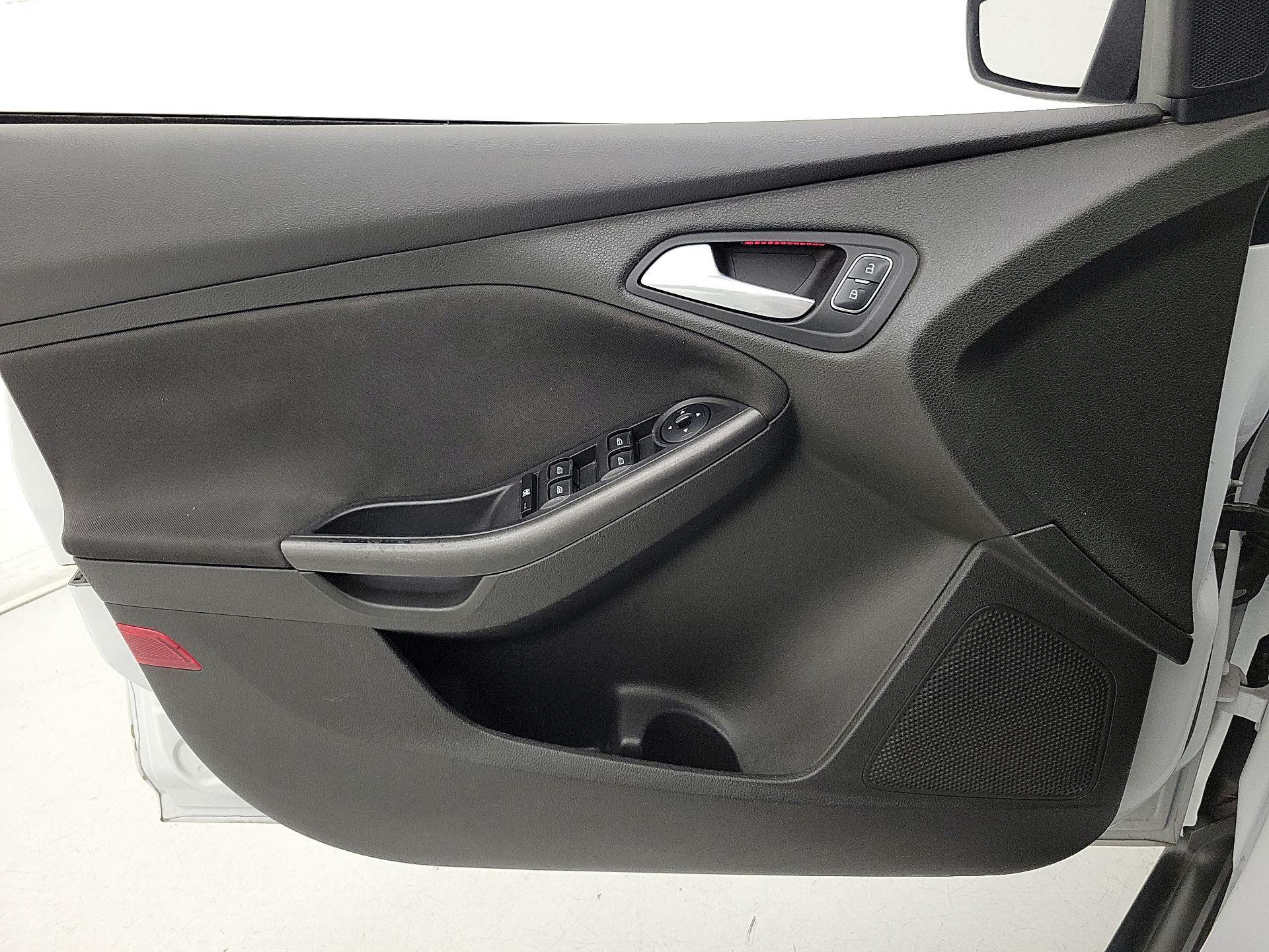 Thumbnail: 2016 Ford Focus - 12