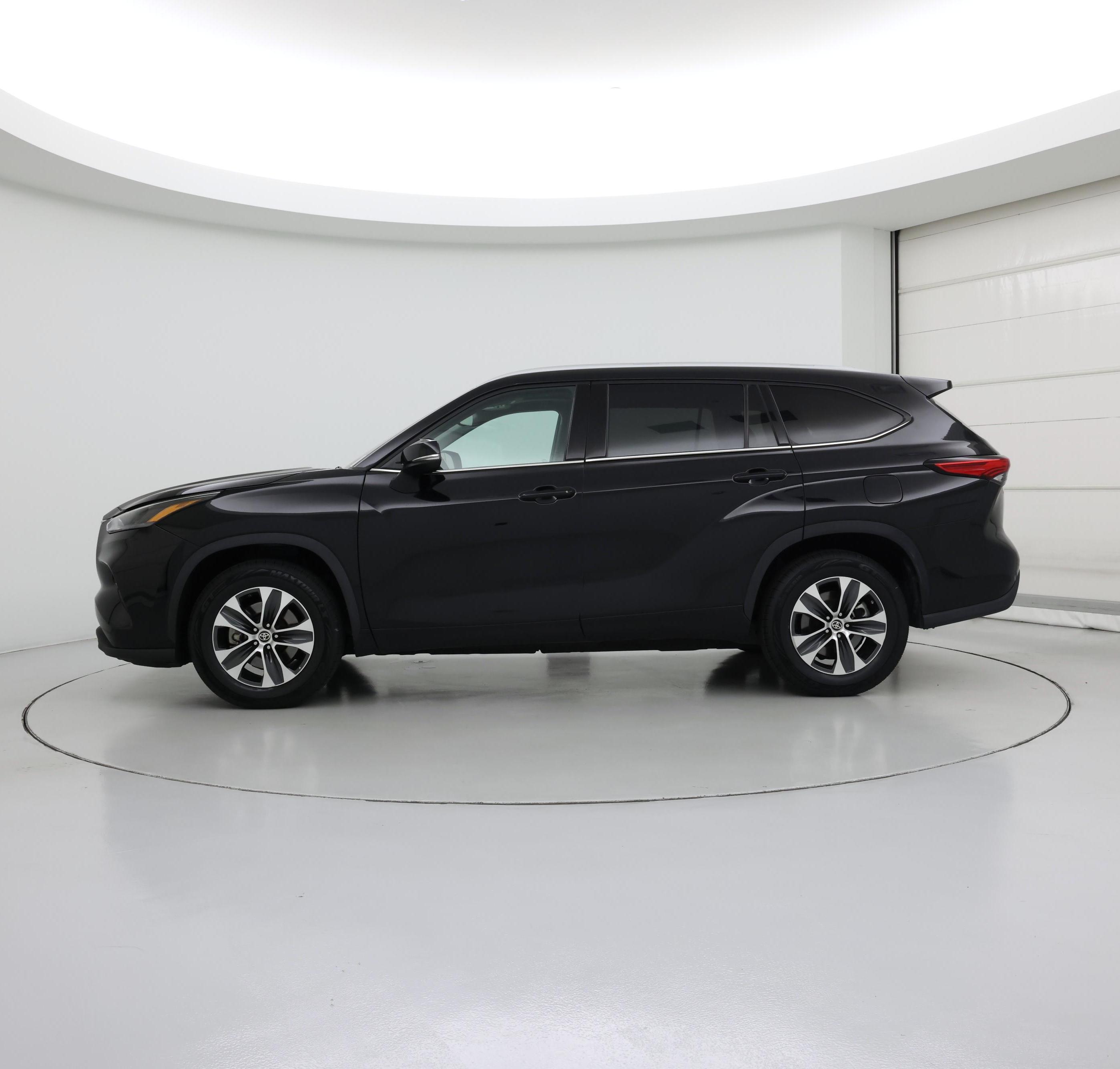 Thumbnail: 2022 Toyota Highlander - 3