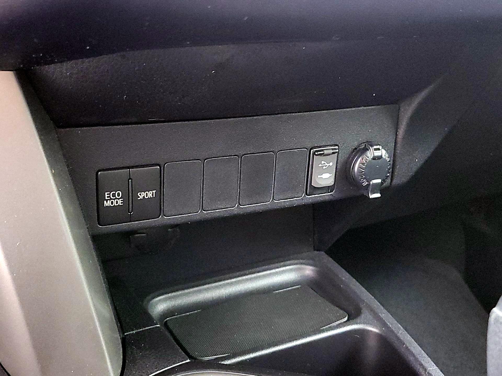 Thumbnail: 2018 Toyota RAV4 - 18