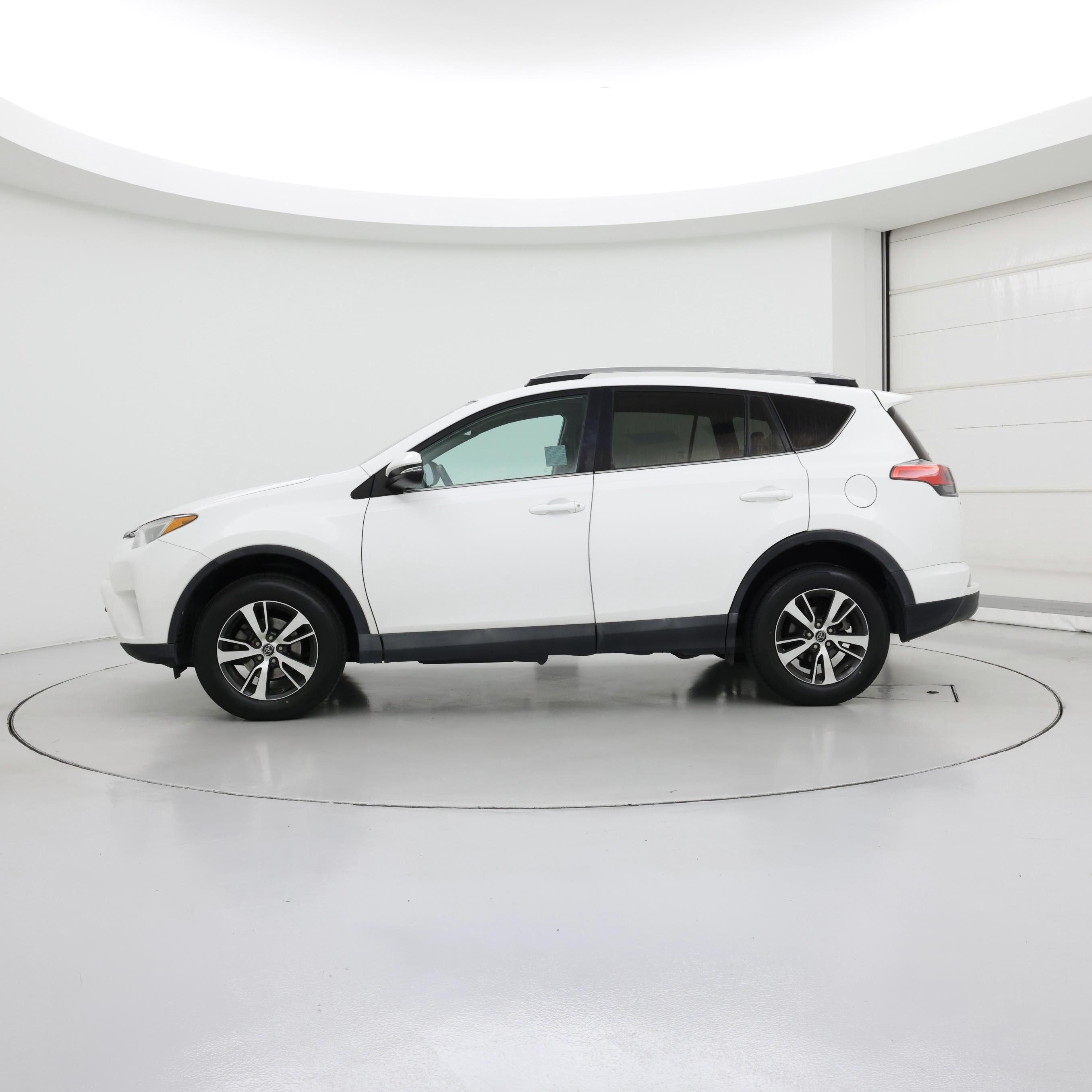 Thumbnail: 2018 Toyota RAV4 - 3