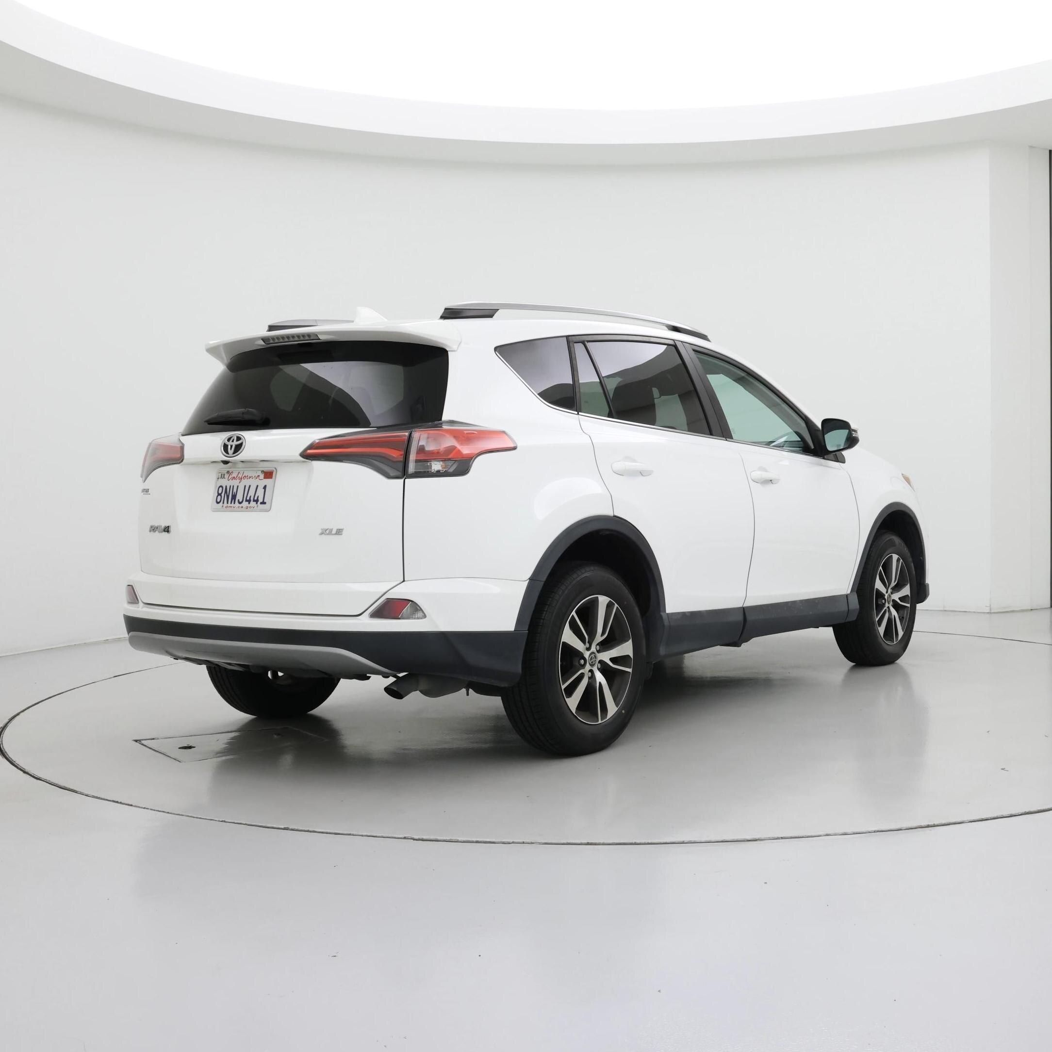Thumbnail: 2018 Toyota RAV4 - 8