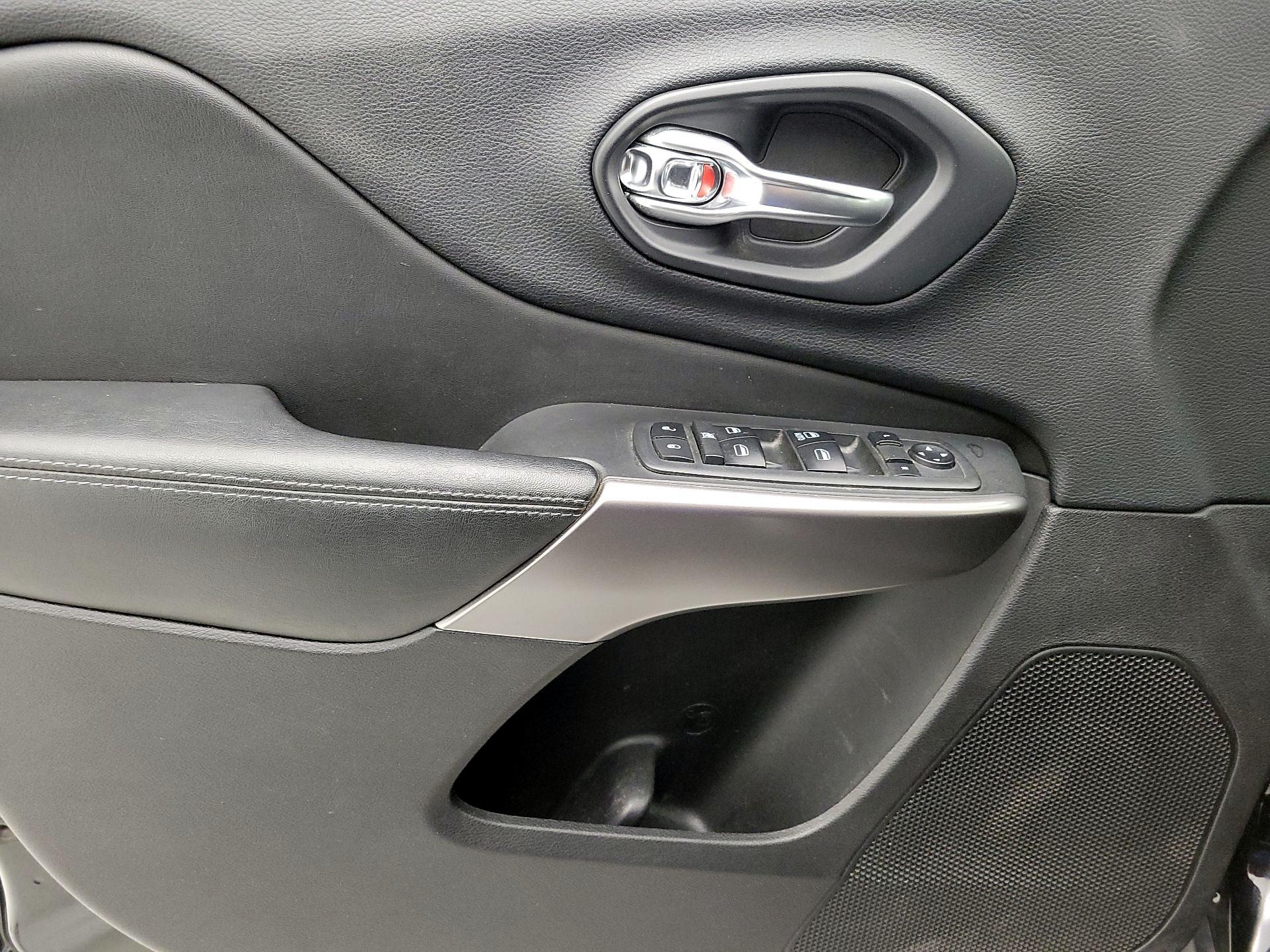 Thumbnail: 2019 Jeep Cherokee - 12