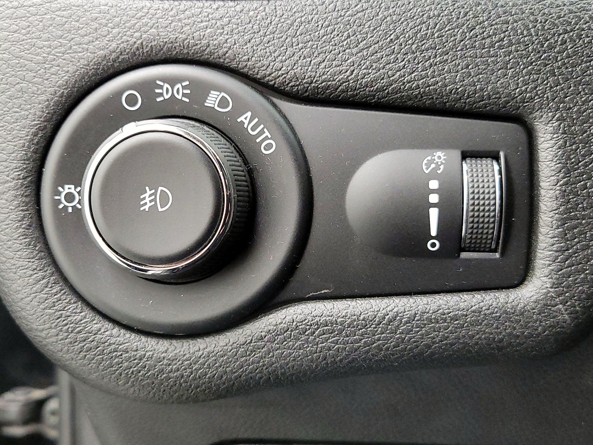 Thumbnail: 2019 Jeep Cherokee - 13