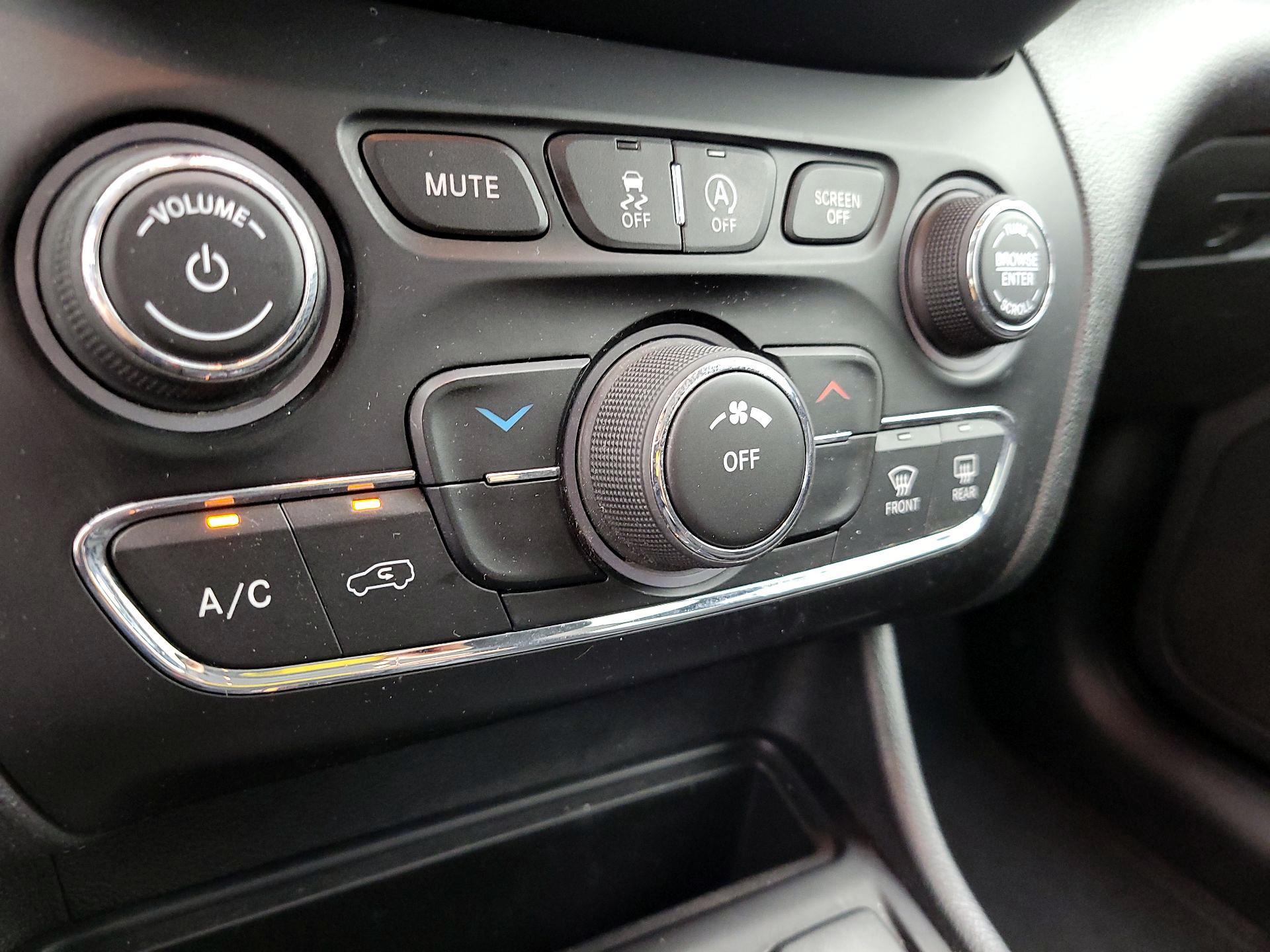 Thumbnail: 2019 Jeep Cherokee - 16