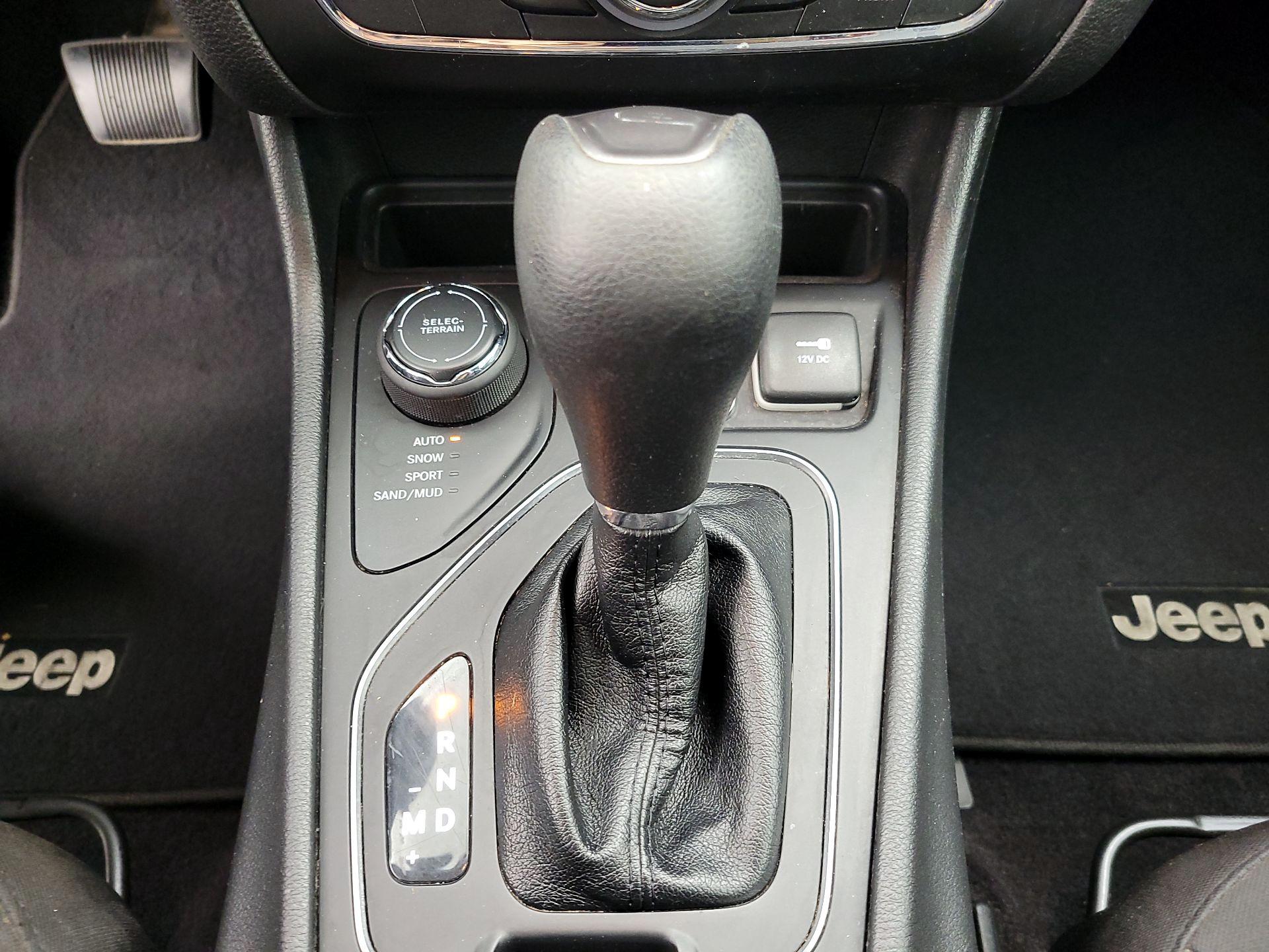 Thumbnail: 2019 Jeep Cherokee - 17
