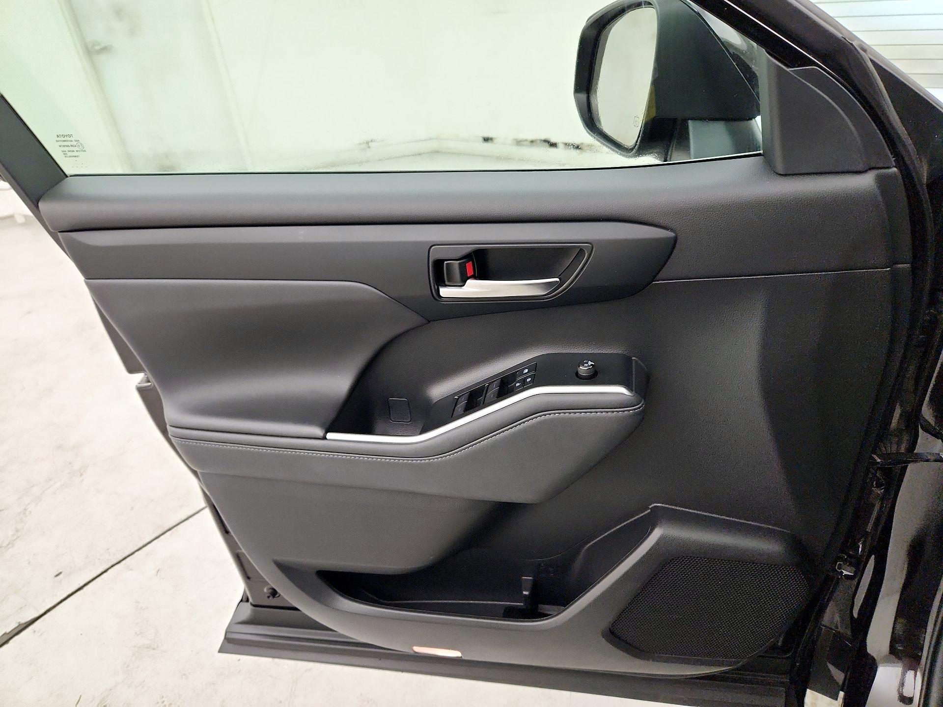 Thumbnail: 2022 Toyota Highlander - 12