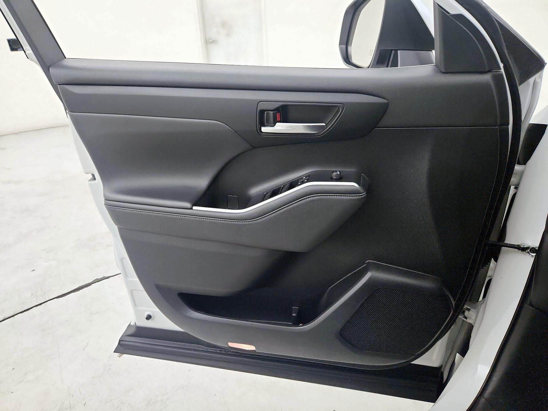 Thumbnail: 2022 Toyota Highlander - 12