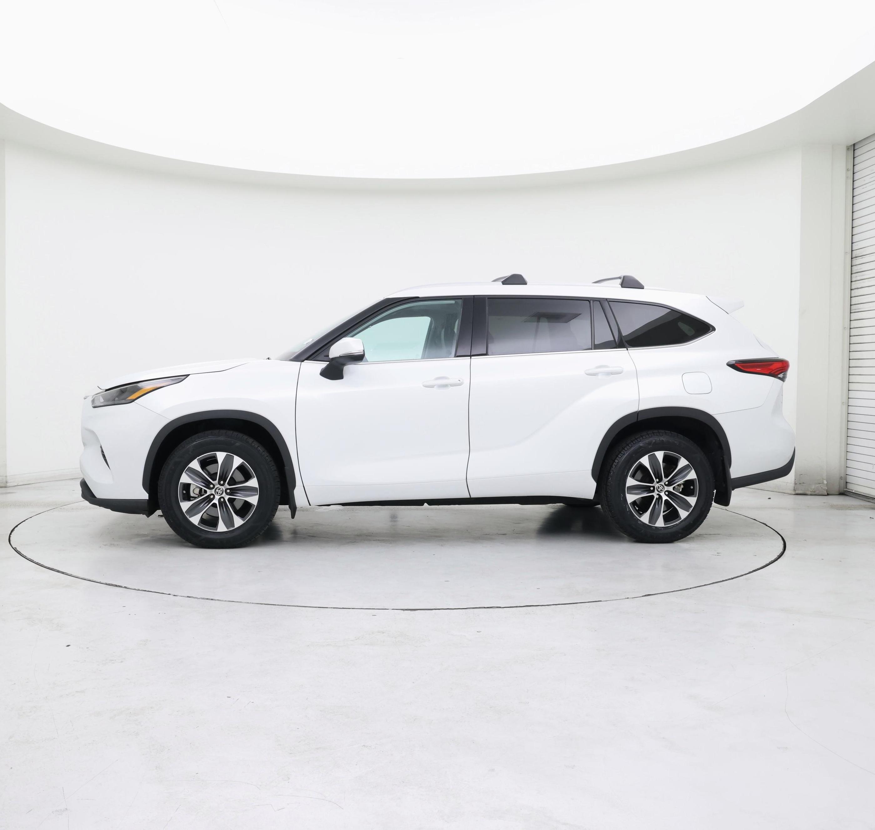 Thumbnail: 2022 Toyota Highlander - 3