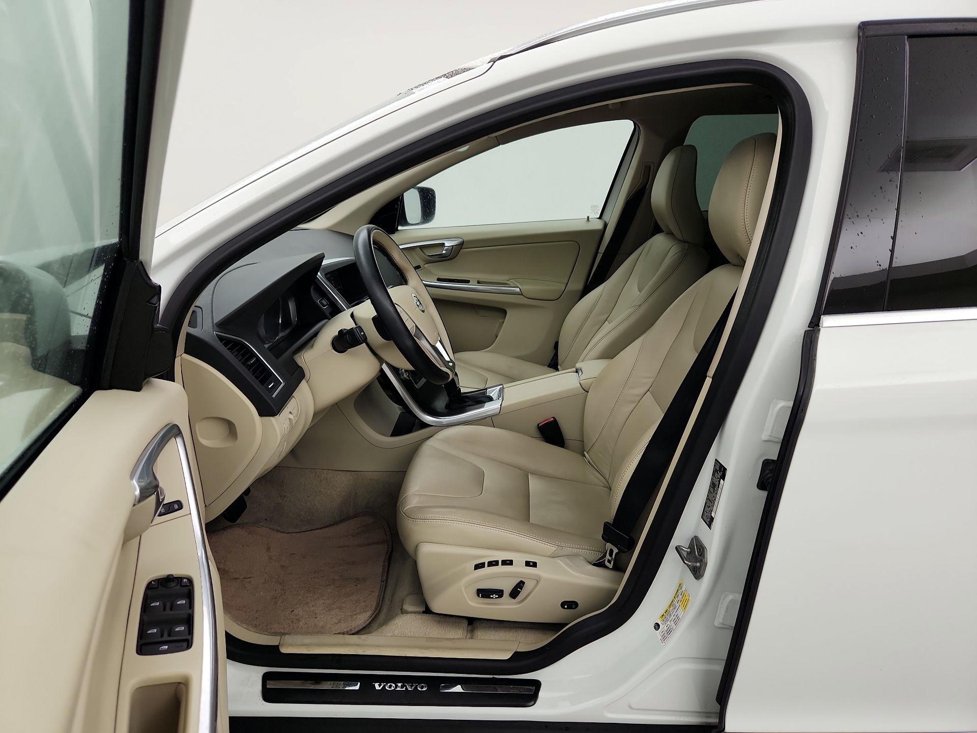 Thumbnail: 2016 Volvo XC60 - 11