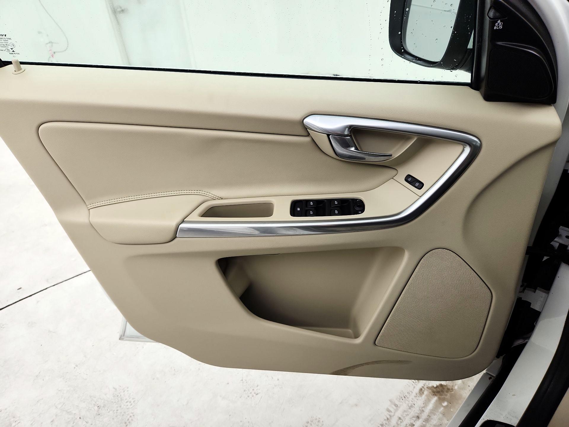 Thumbnail: 2016 Volvo XC60 - 12