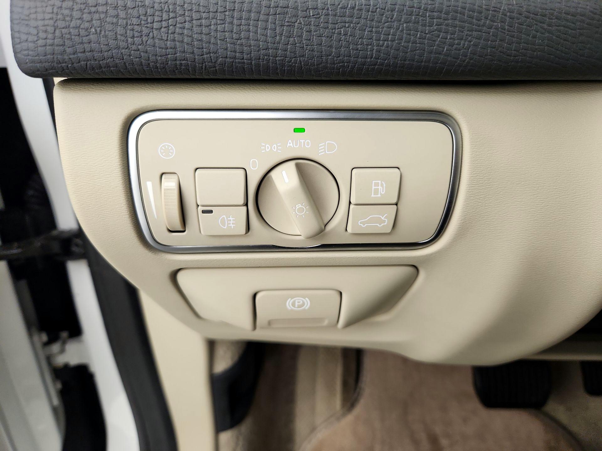 Thumbnail: 2016 Volvo XC60 - 13