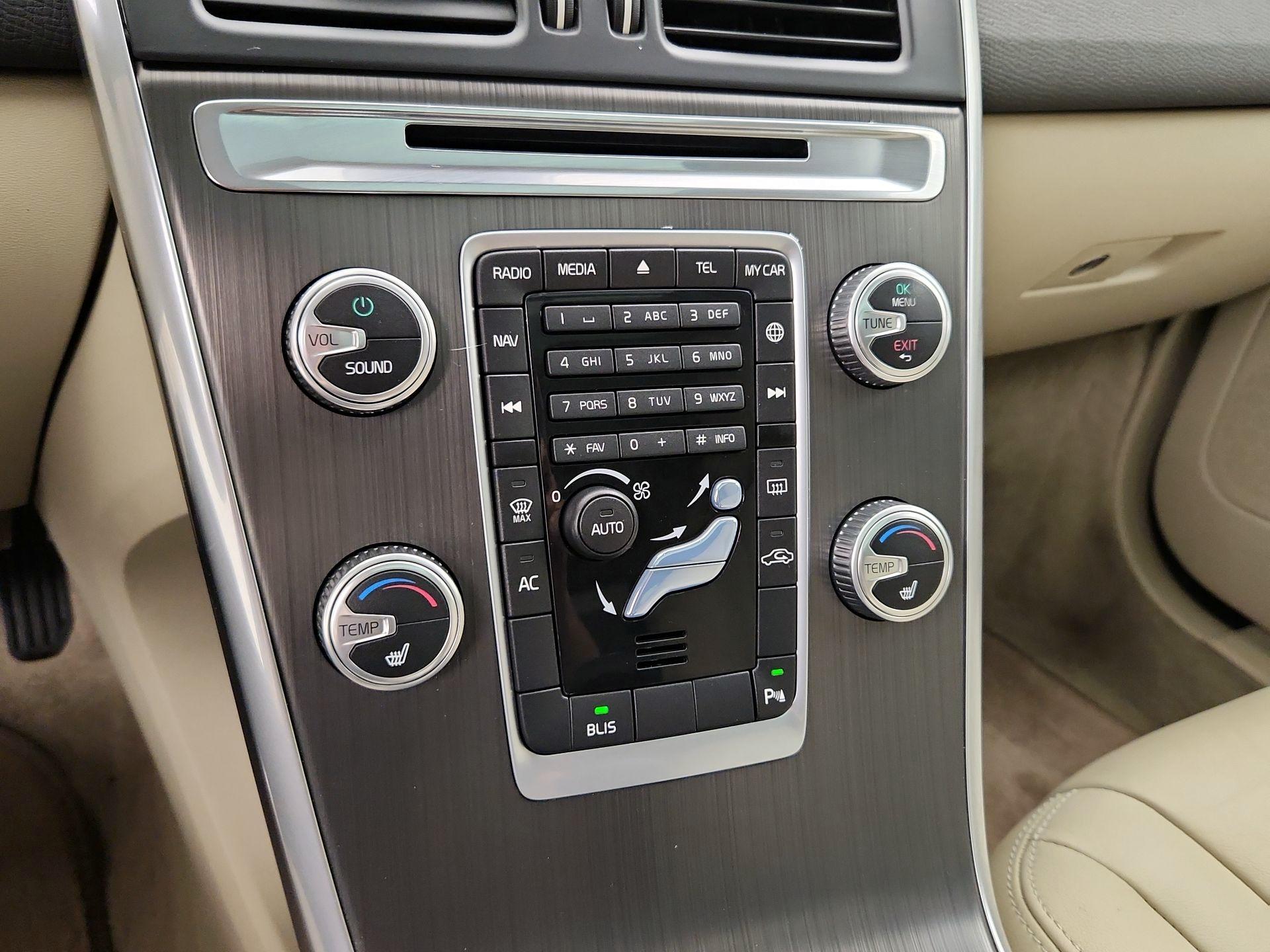 Thumbnail: 2016 Volvo XC60 - 15