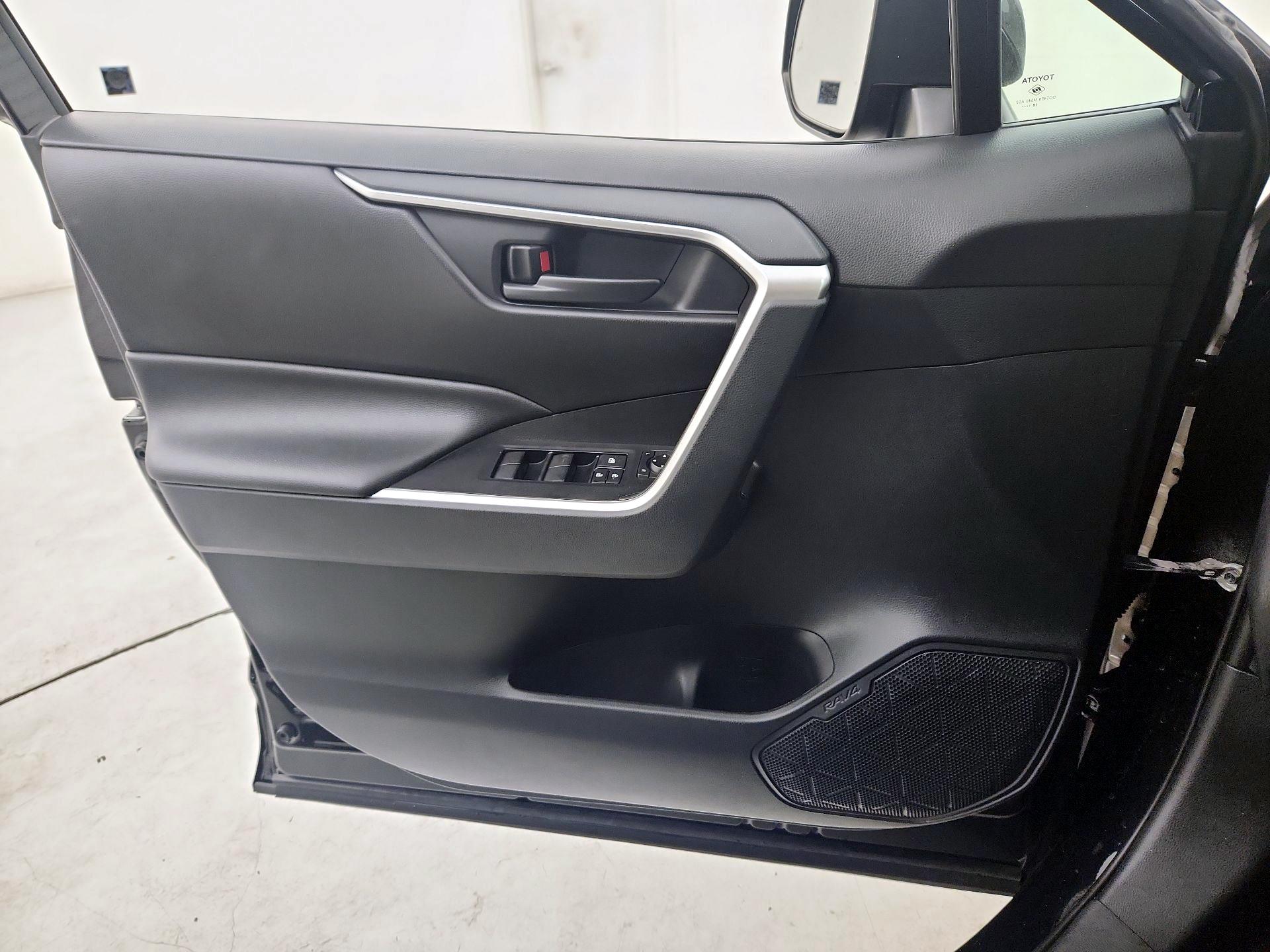 Thumbnail: 2019 Toyota RAV4 - 12