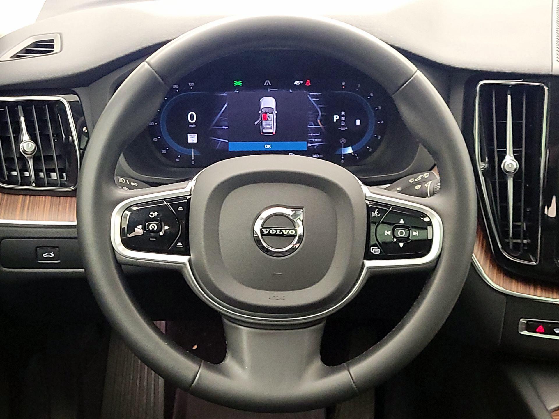 Thumbnail: 2023 Volvo XC60 - 10