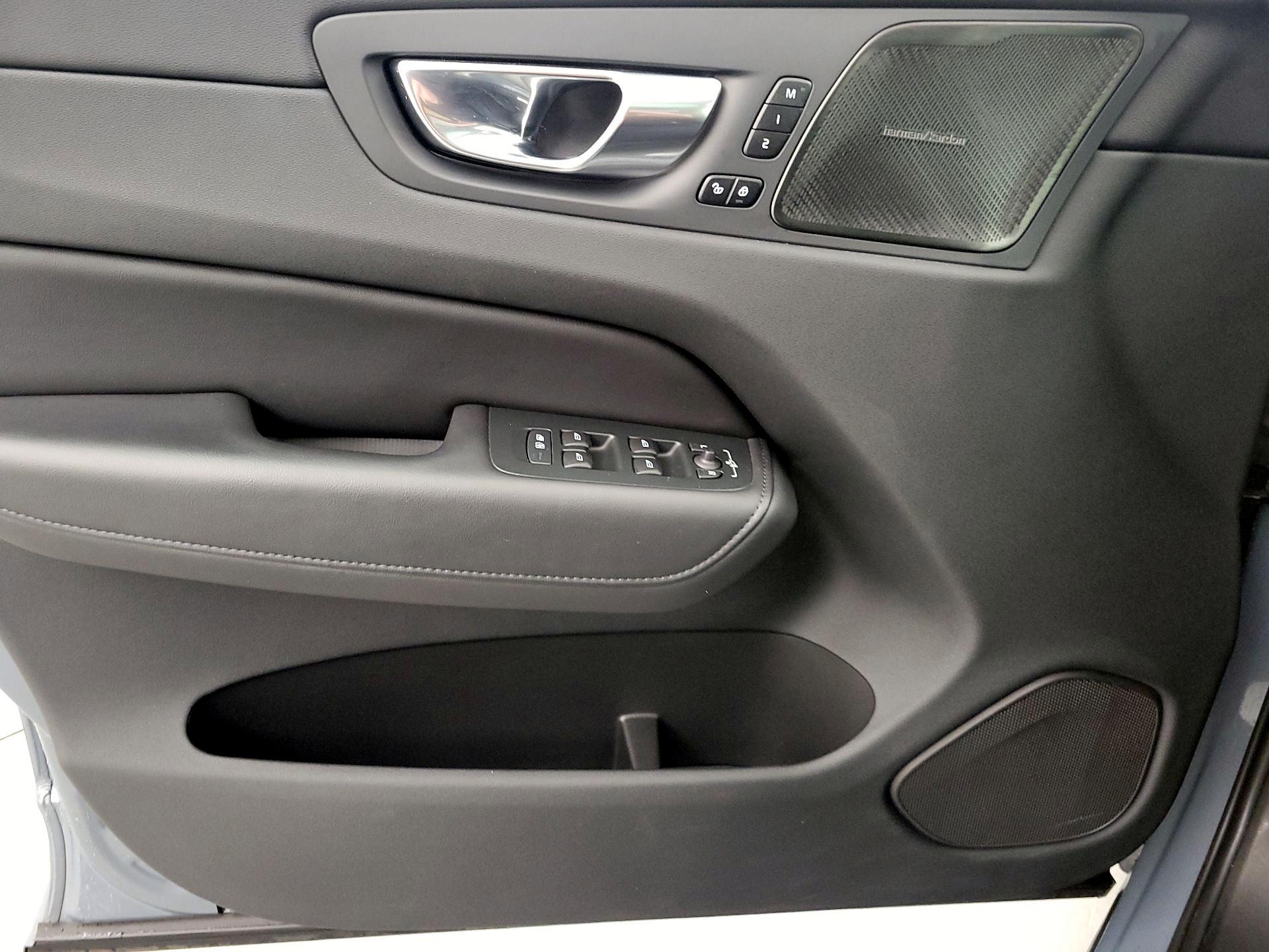 Thumbnail: 2023 Volvo XC60 - 12