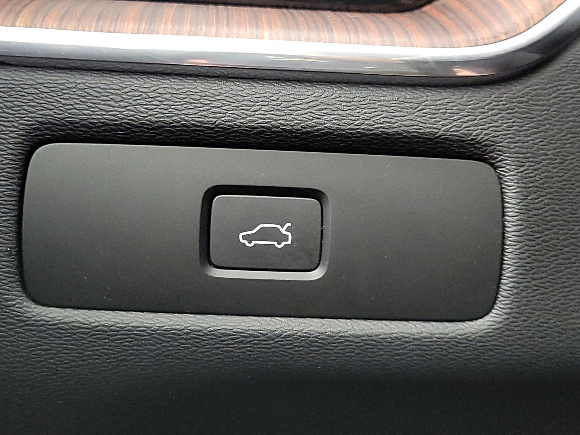 Thumbnail: 2023 Volvo XC60 - 13