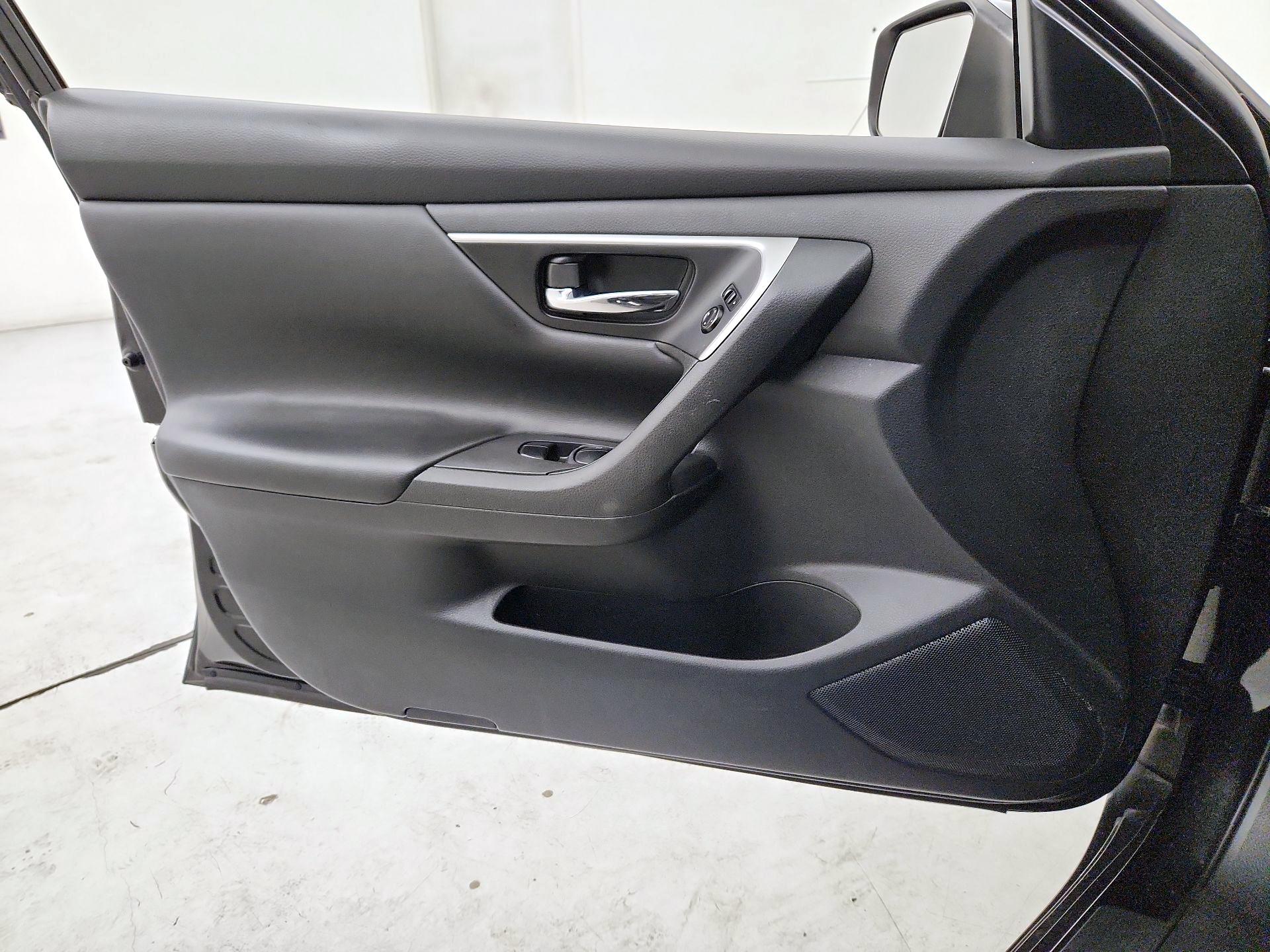 Thumbnail: 2016 Nissan Altima - 12