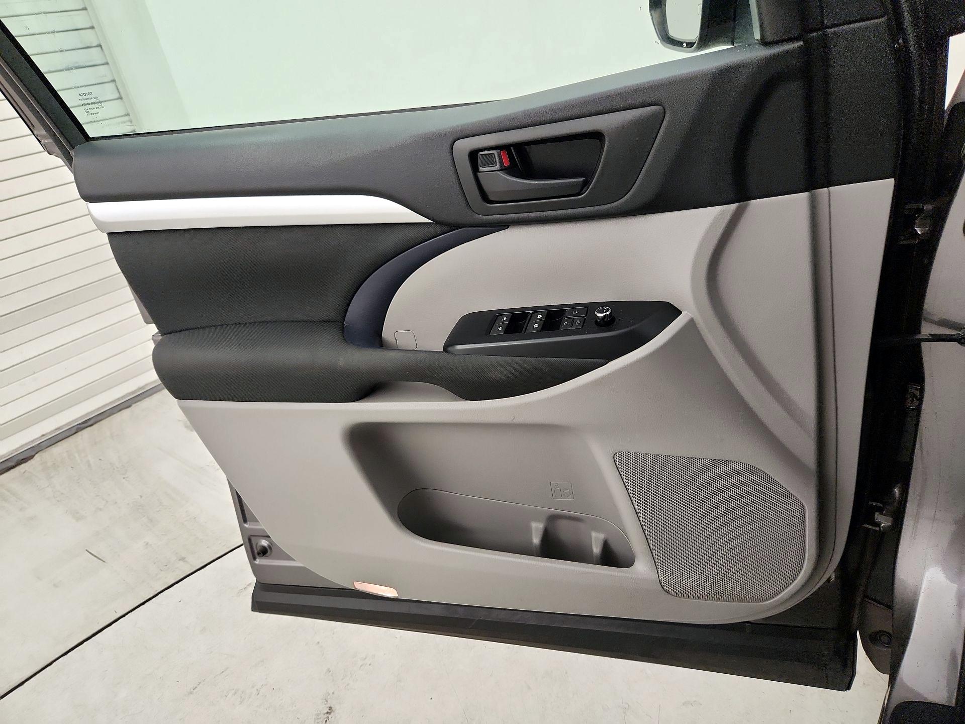 Thumbnail: 2017 Toyota Highlander - 12