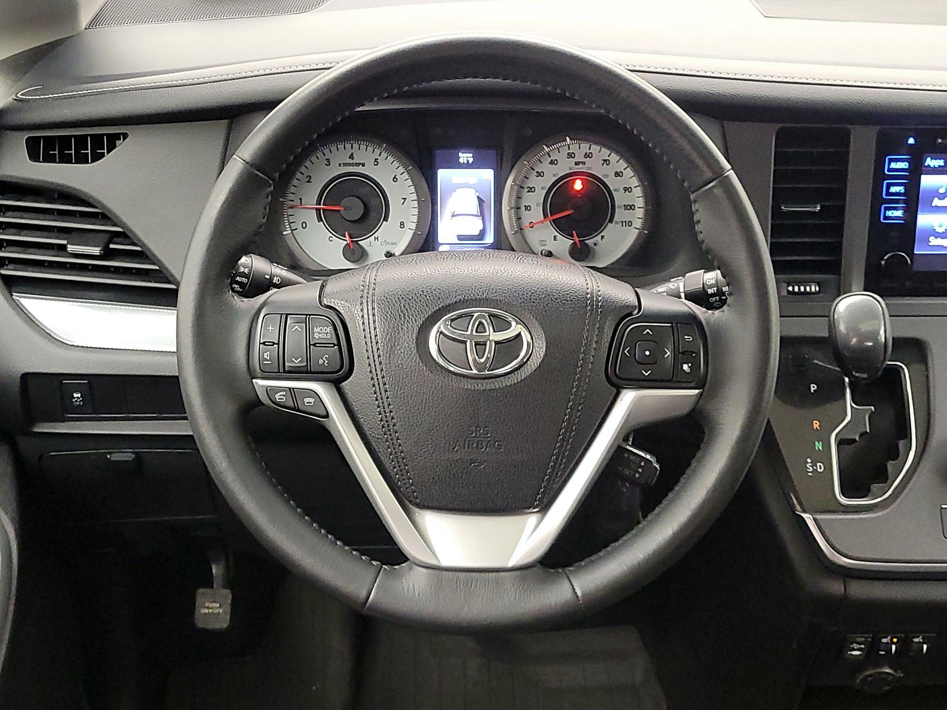 Thumbnail: 2017 Toyota Sienna - 10