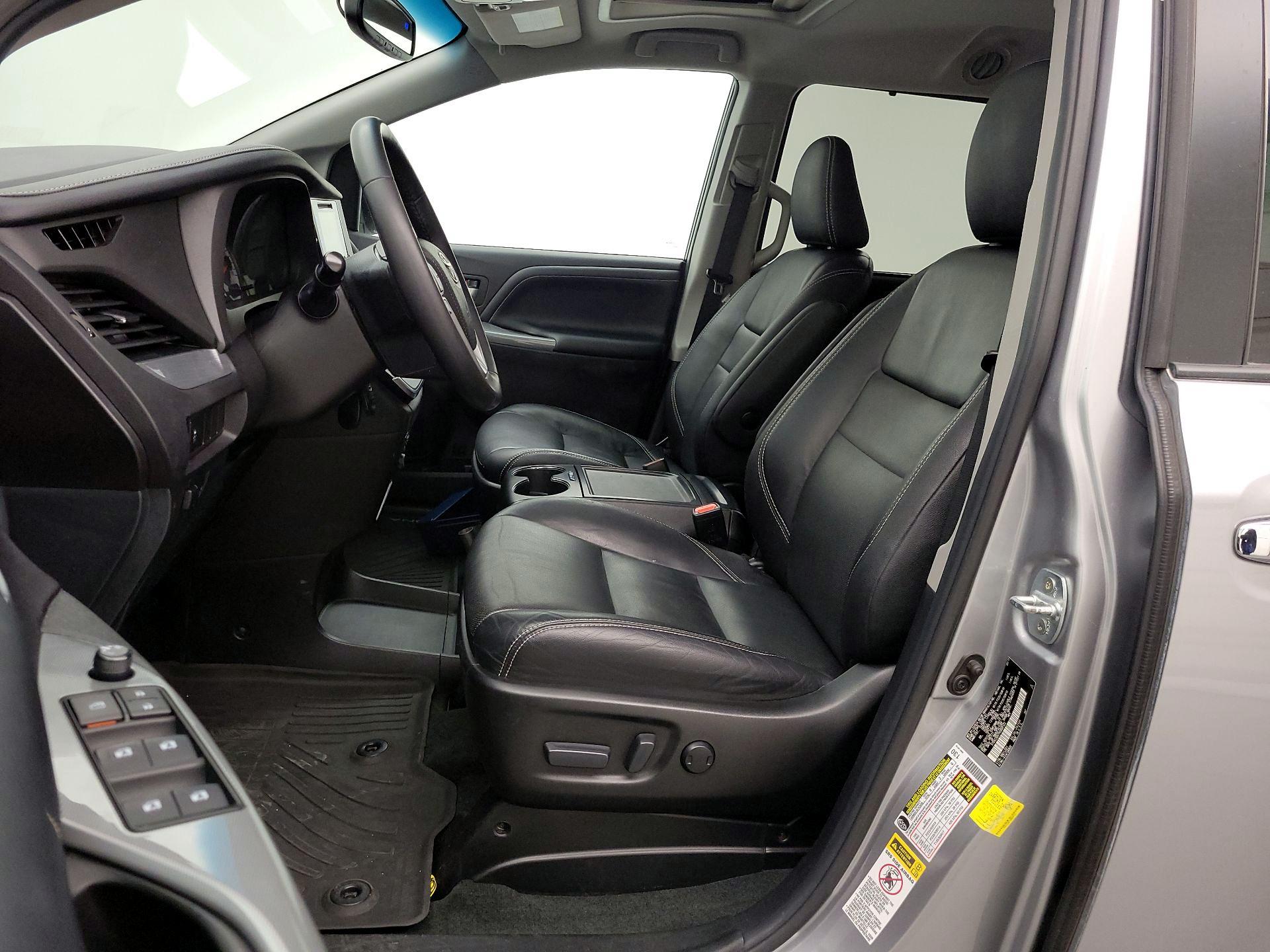 Thumbnail: 2017 Toyota Sienna - 11