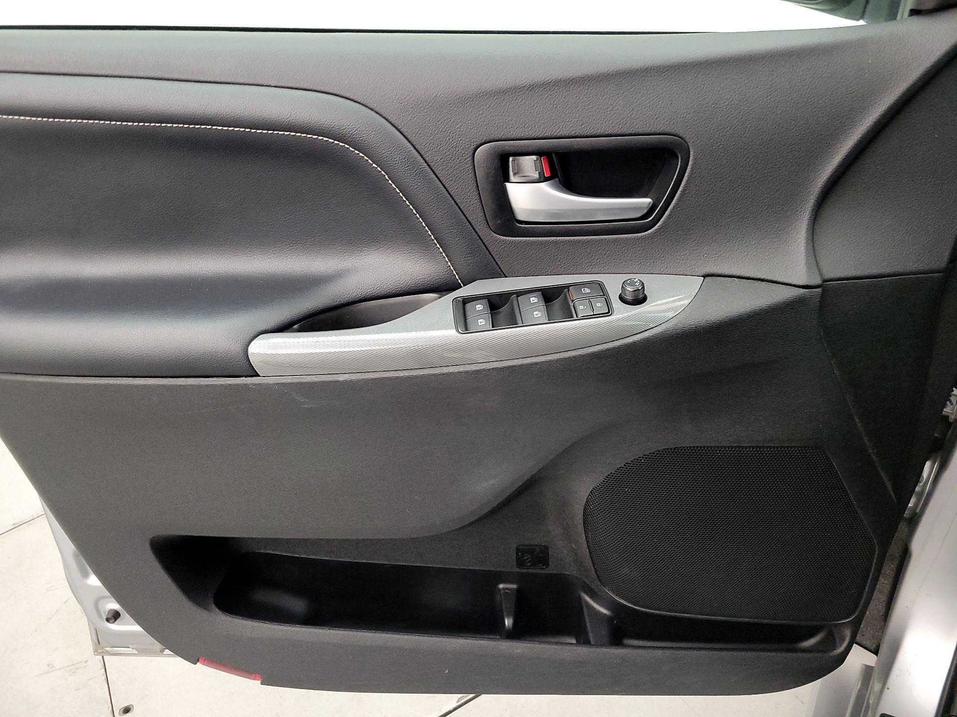 Thumbnail: 2017 Toyota Sienna - 12