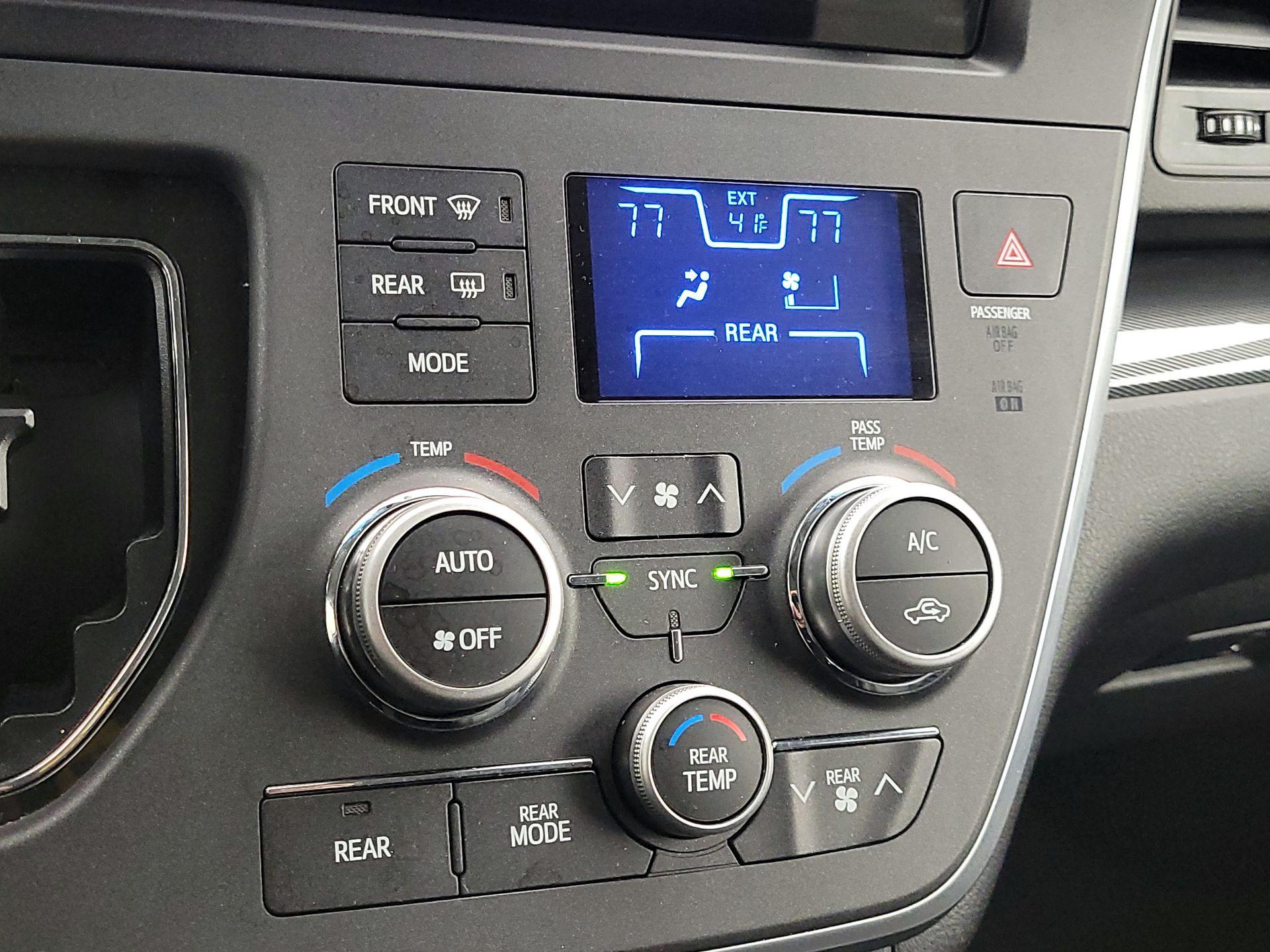 Thumbnail: 2017 Toyota Sienna - 16