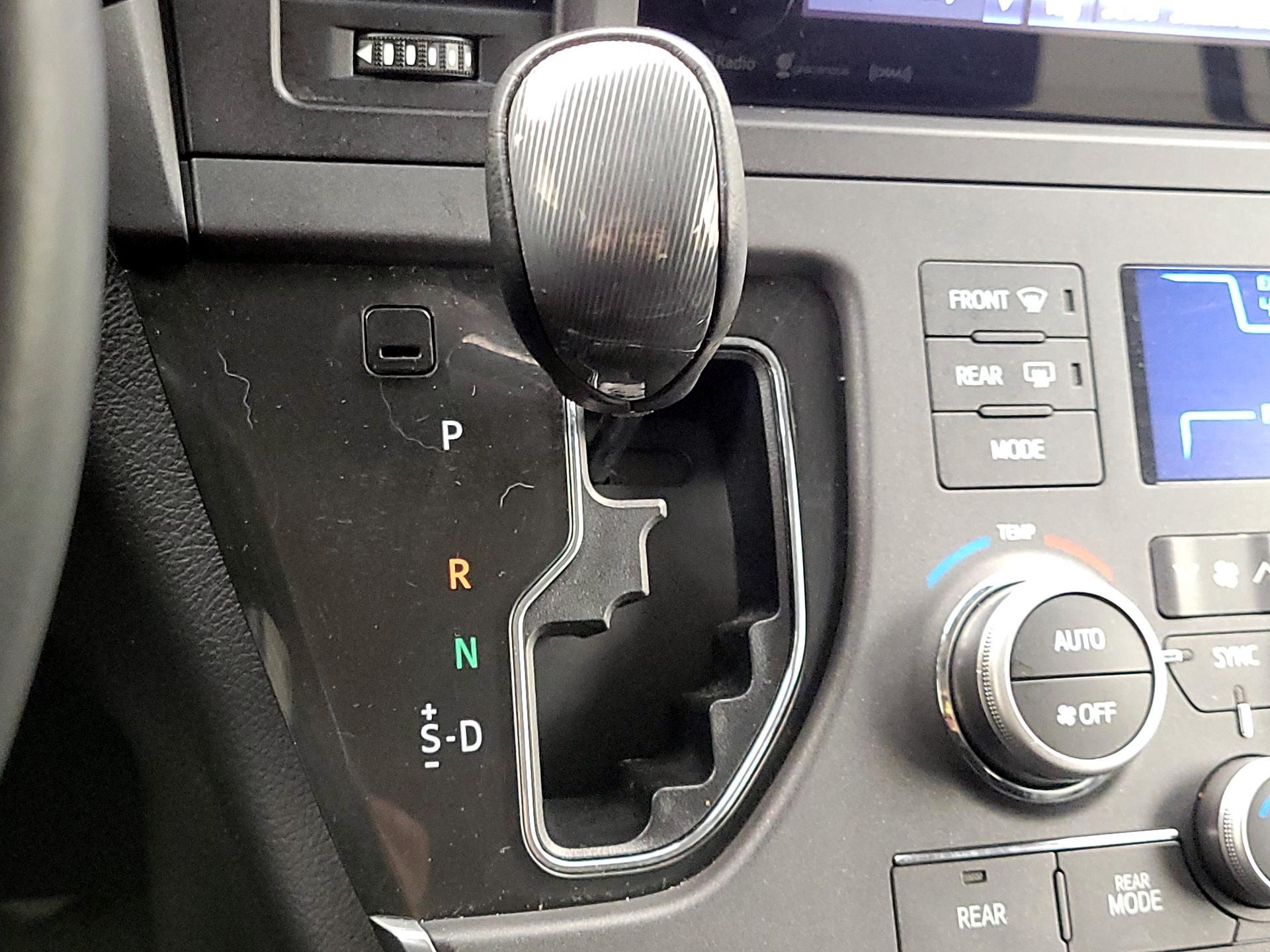 Thumbnail: 2017 Toyota Sienna - 17