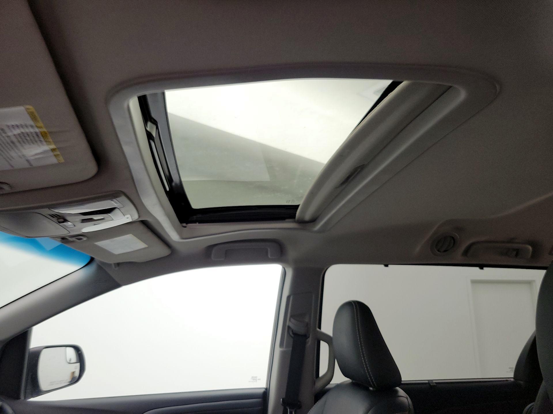 Thumbnail: 2017 Toyota Sienna - 19