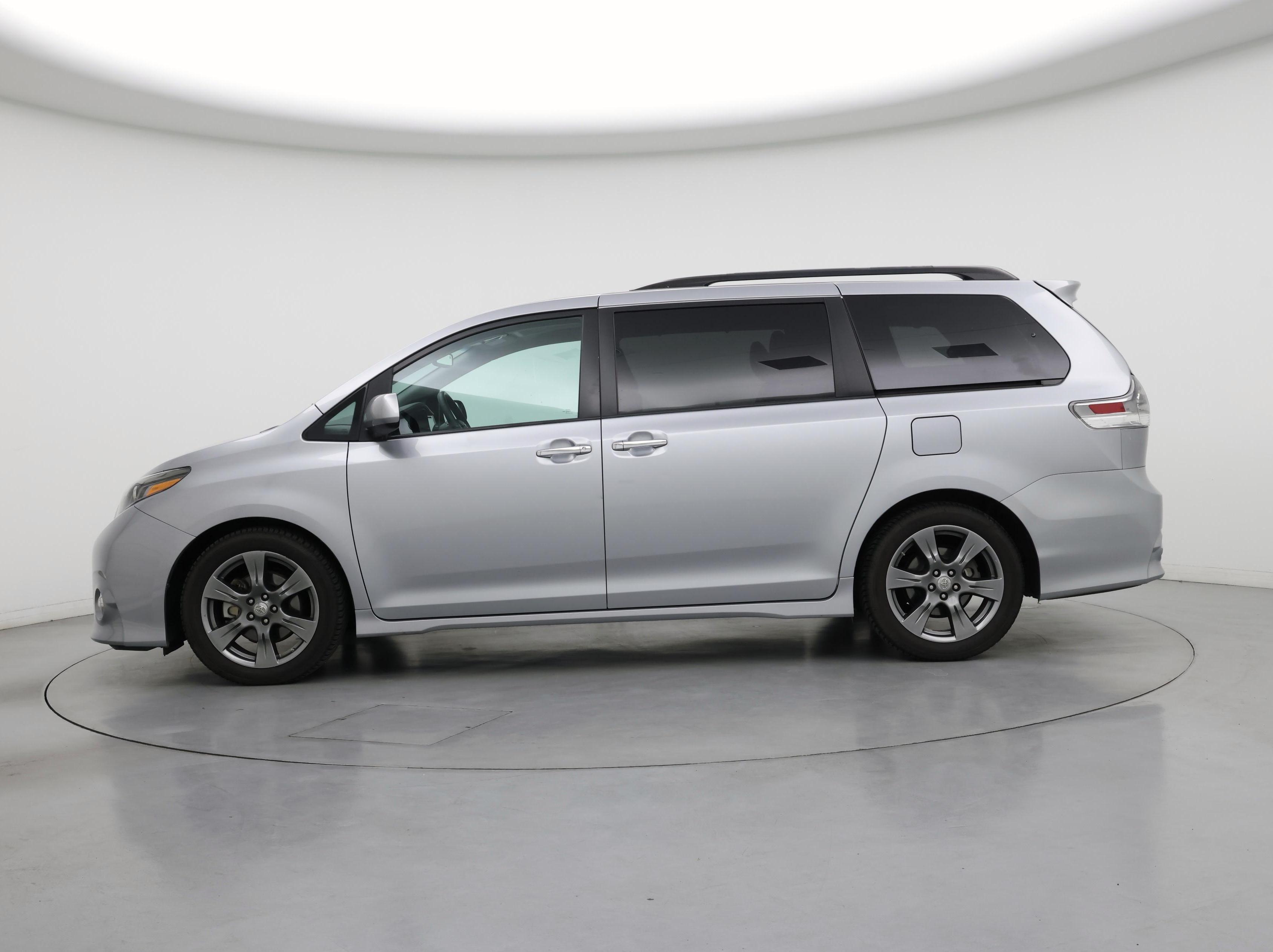 Thumbnail: 2017 Toyota Sienna - 3