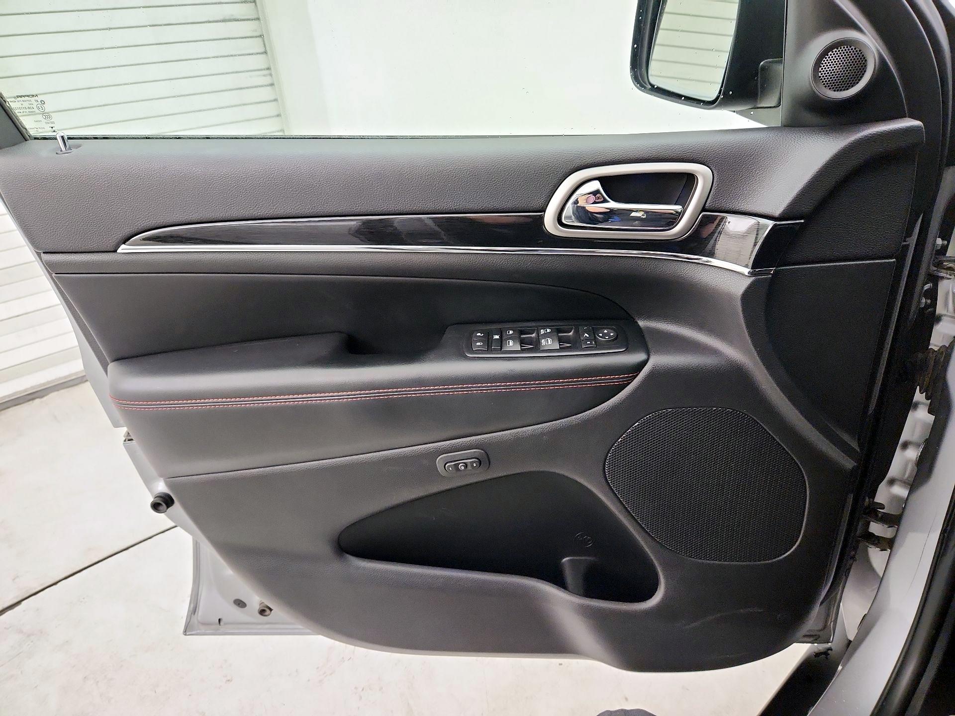 Thumbnail: 2017 Jeep Grand Cherokee - 12