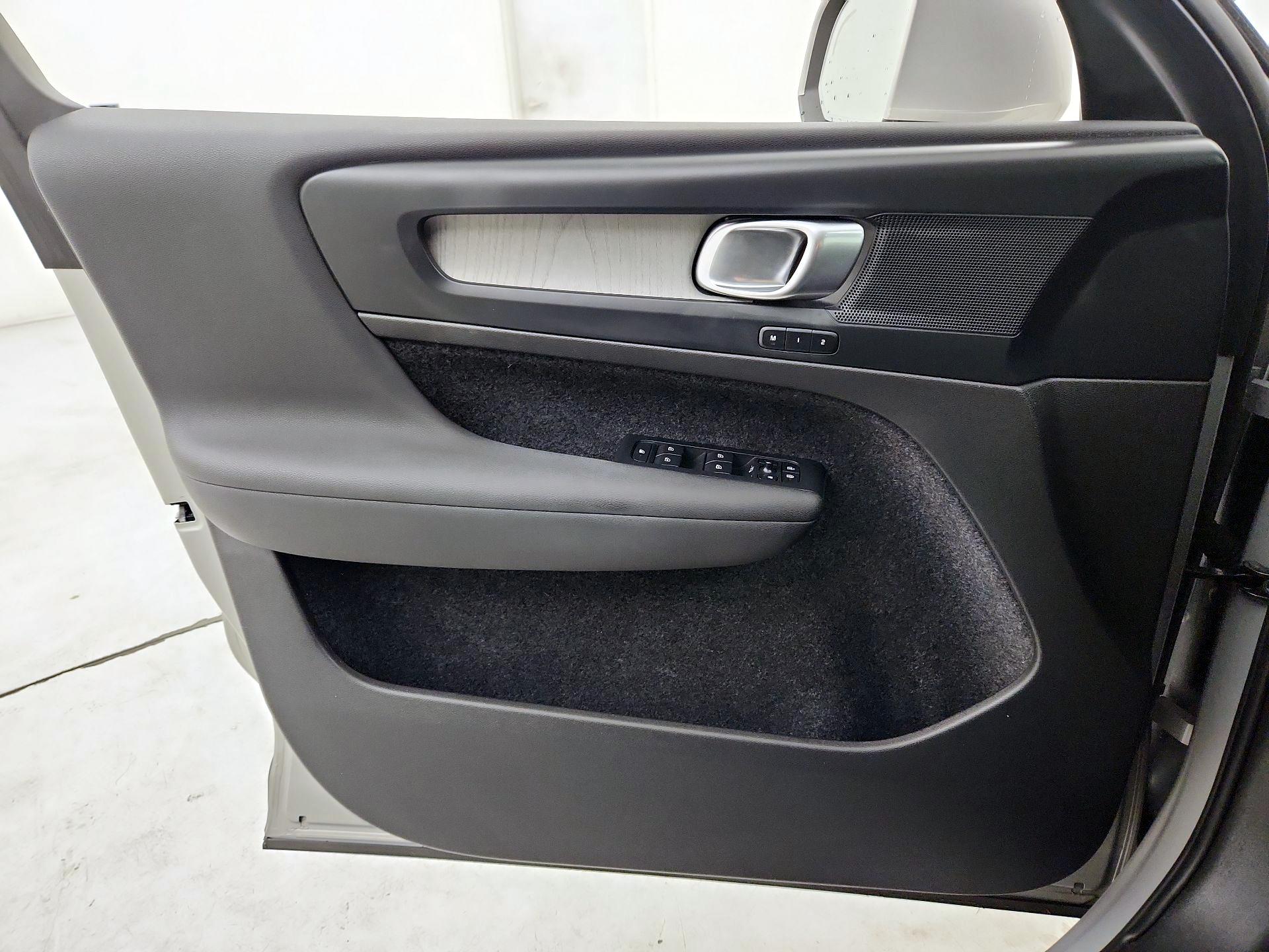 Thumbnail: 2023 Volvo XC40 - 12