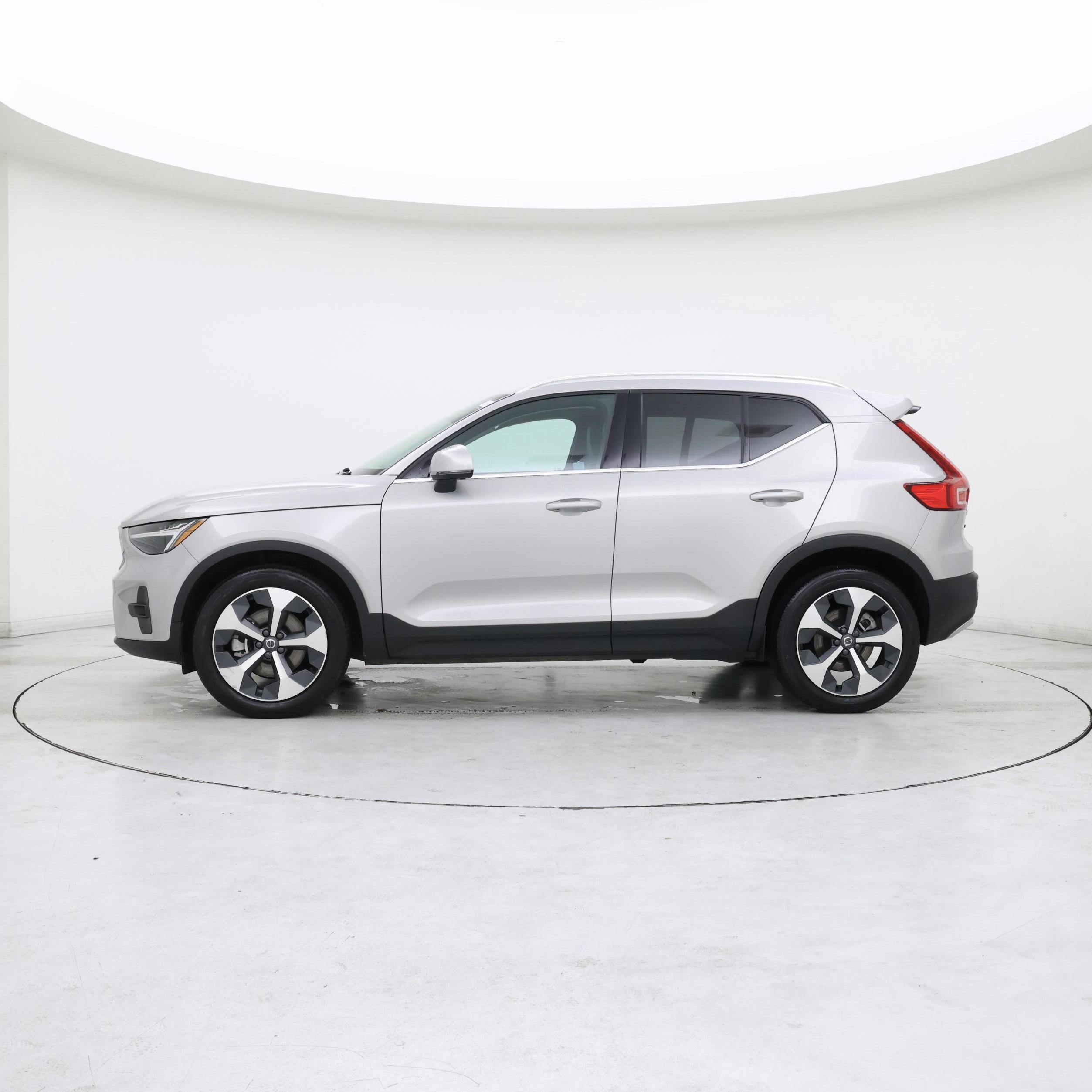 Thumbnail: 2023 Volvo XC40 - 3