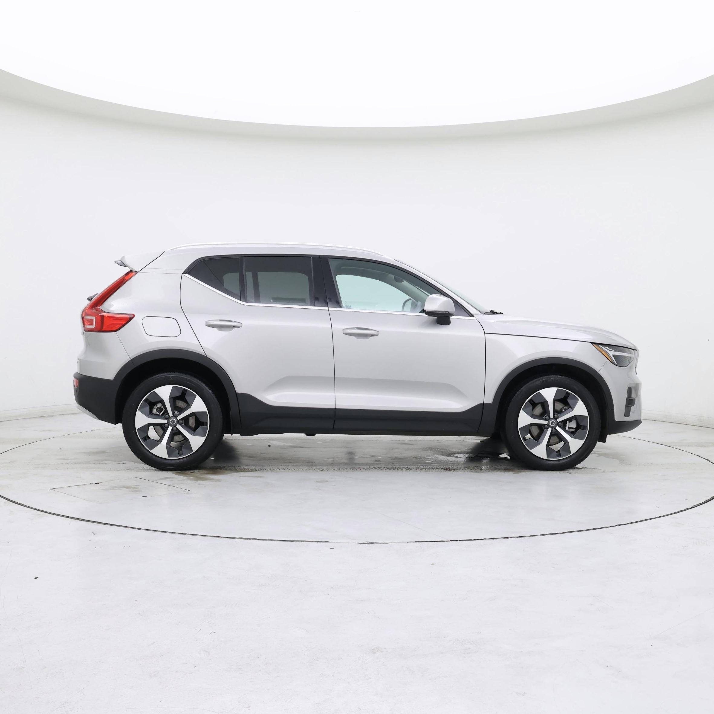 Thumbnail: 2023 Volvo XC40 - 7