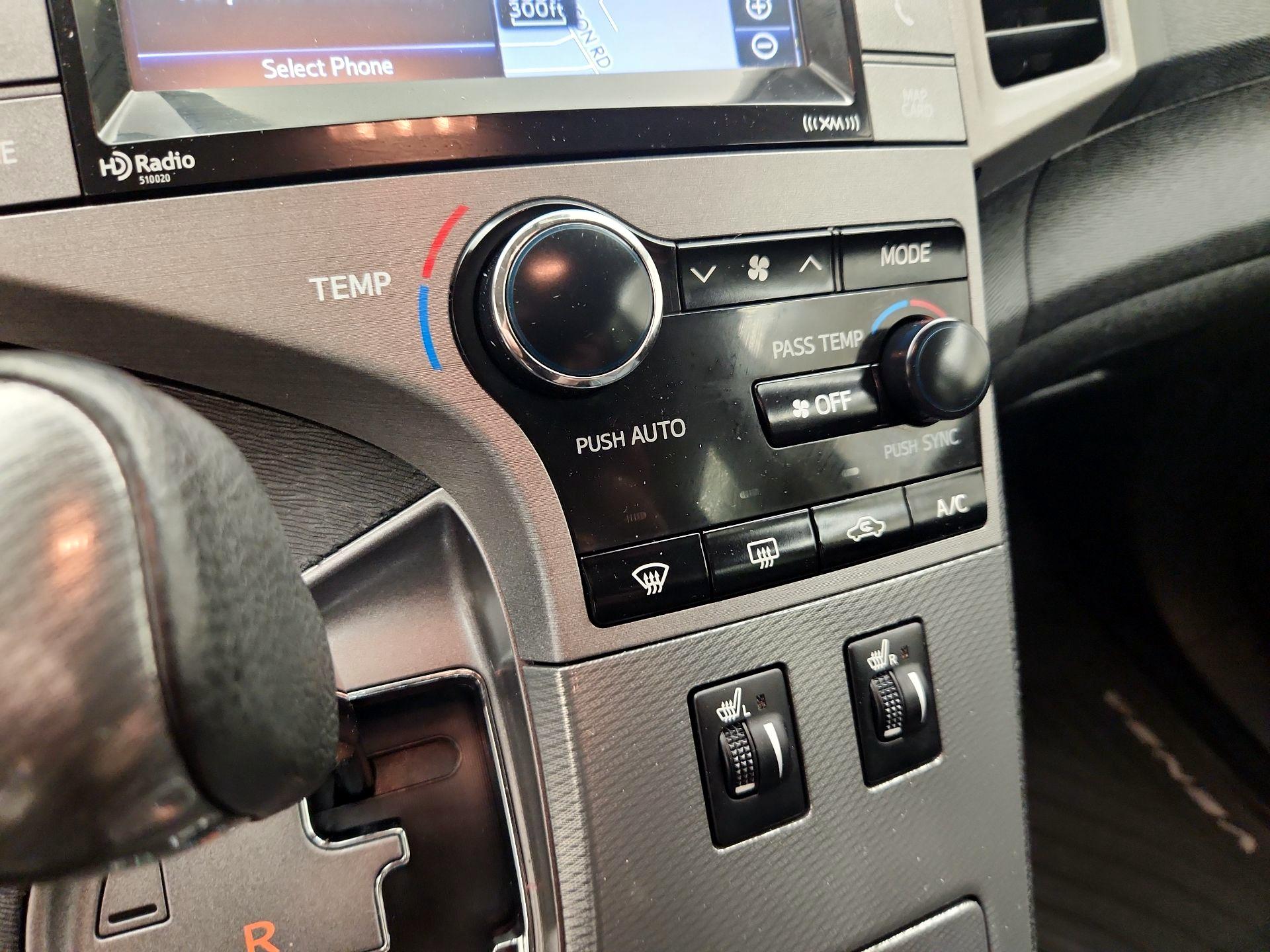 Thumbnail: 2015 Toyota Venza - 17