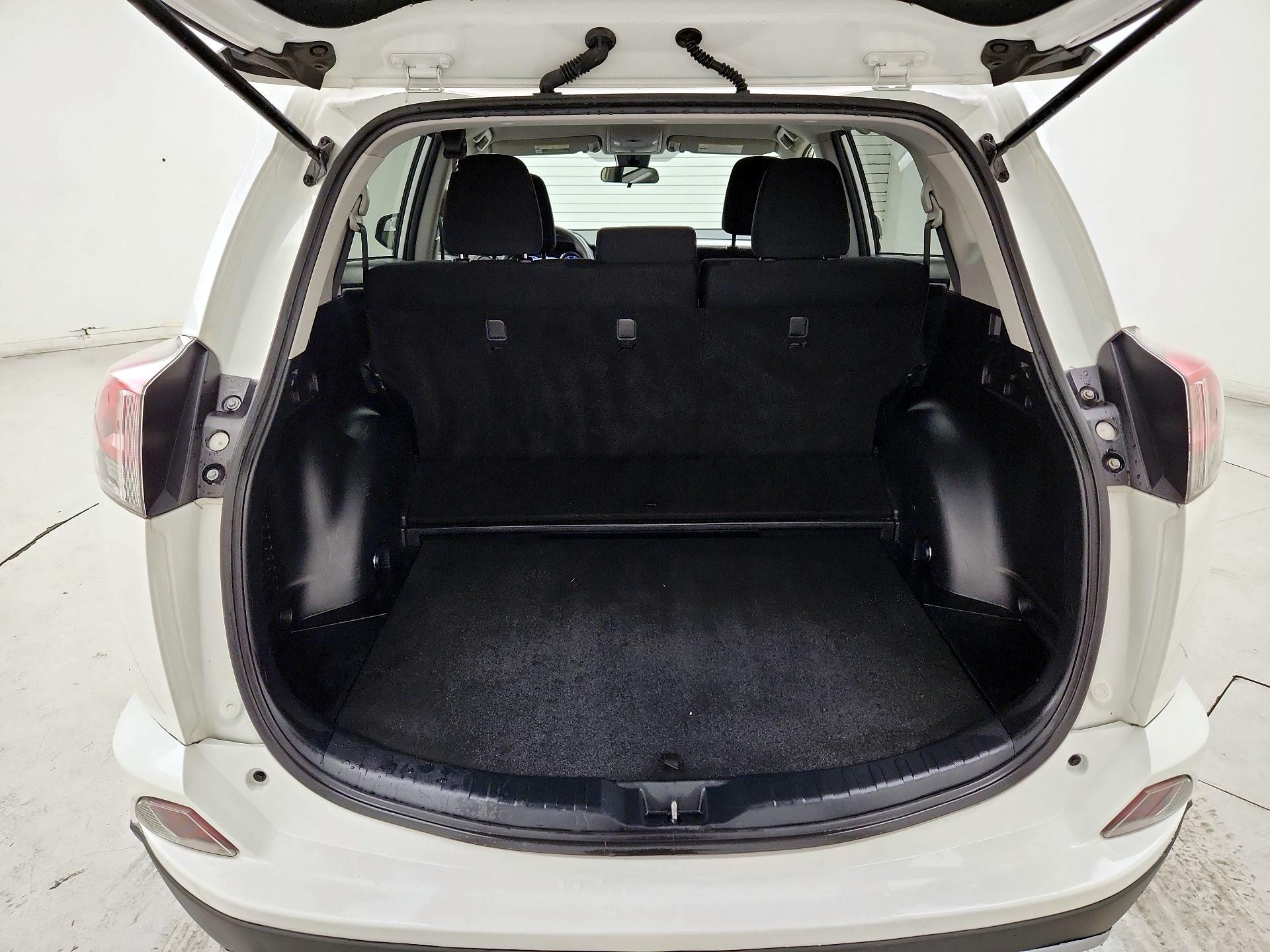 Thumbnail: 2018 Toyota RAV4 - 20