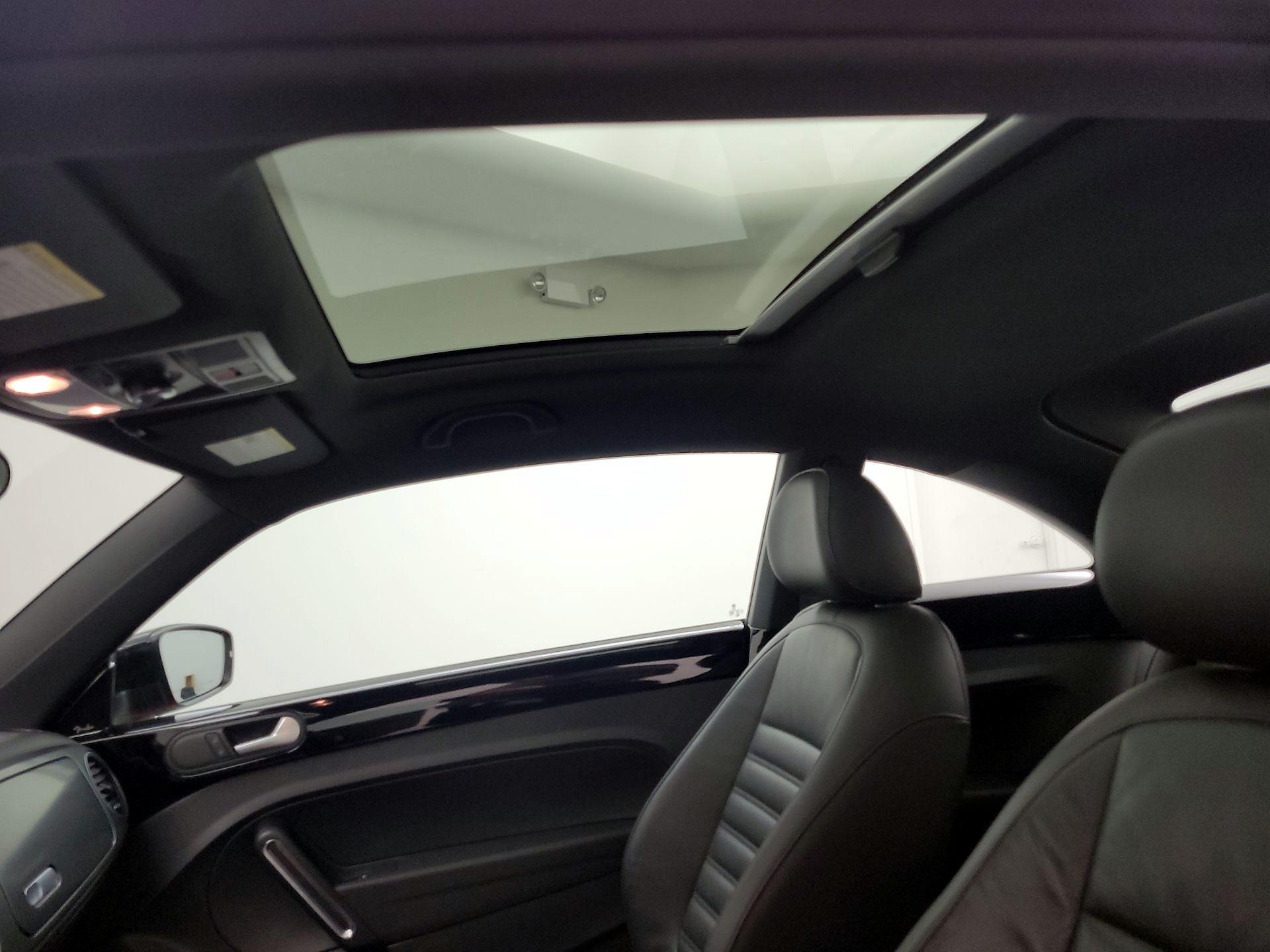 Thumbnail: 2014 Volkswagen Beetle - 17