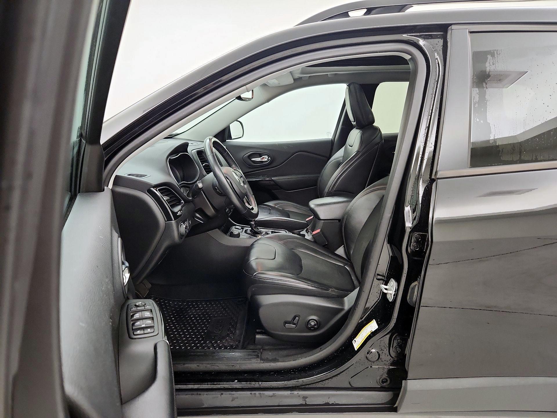 Thumbnail: 2019 Jeep Cherokee - 11