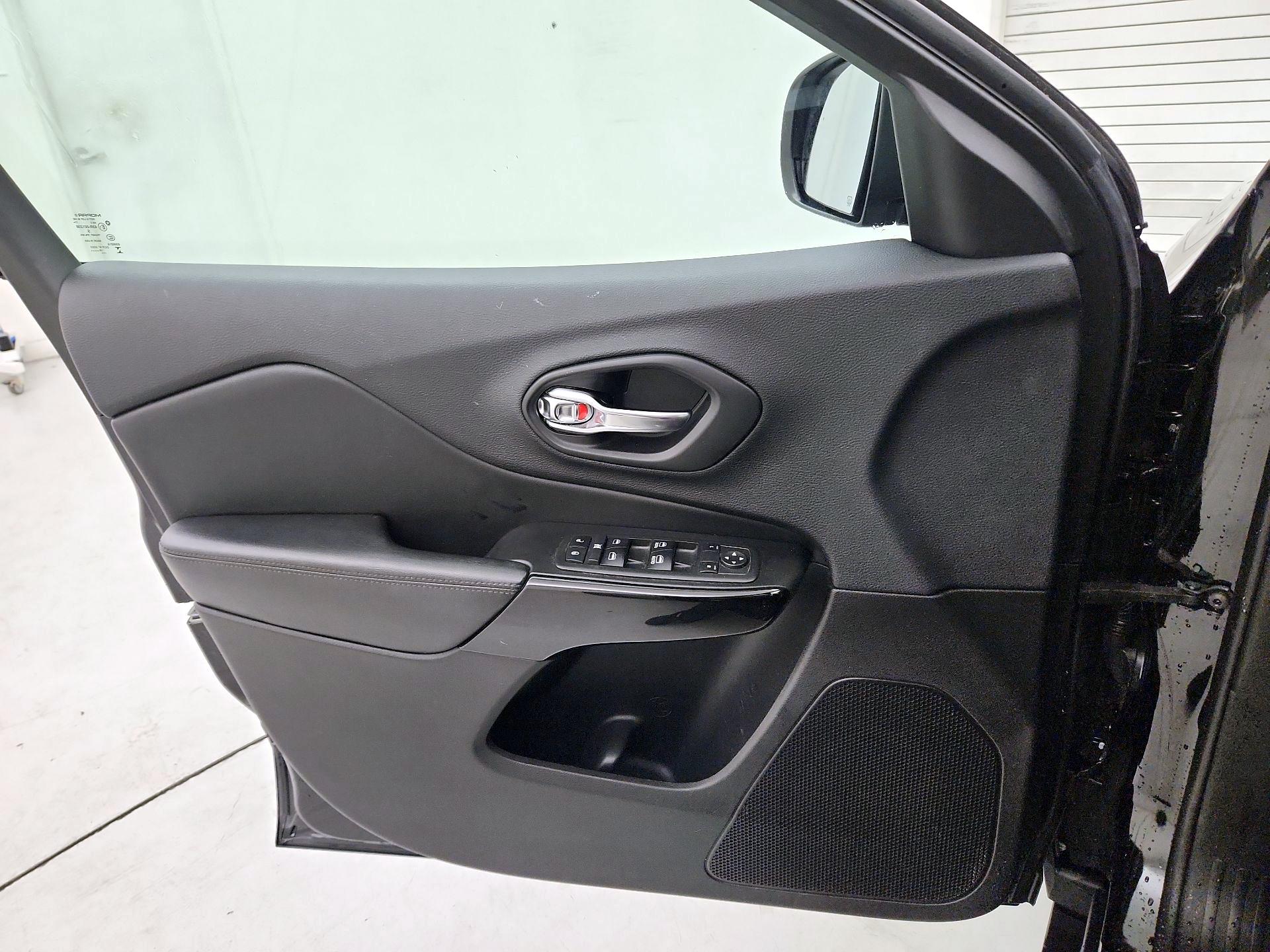 Thumbnail: 2019 Jeep Cherokee - 12