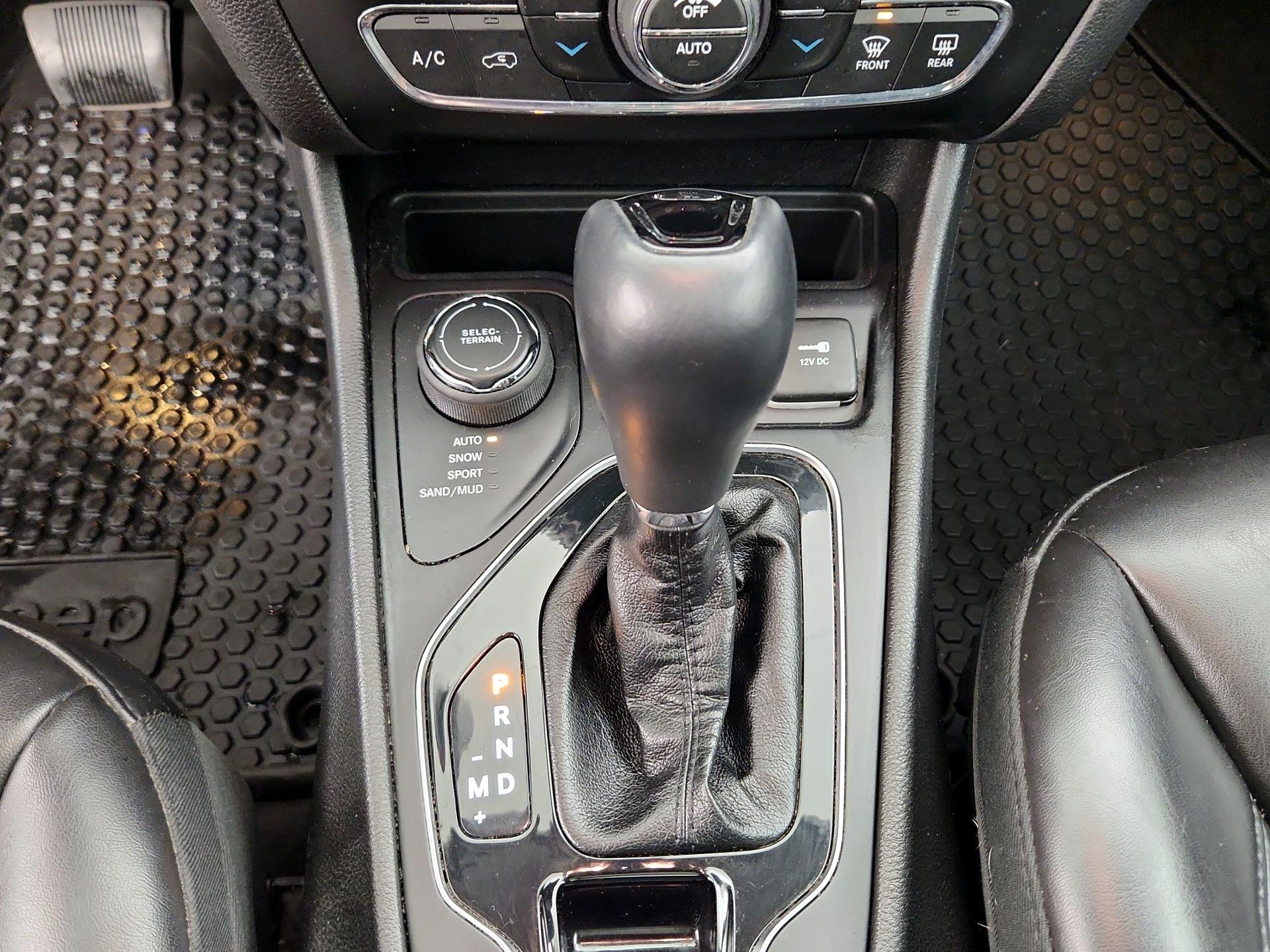 Thumbnail: 2019 Jeep Cherokee - 17