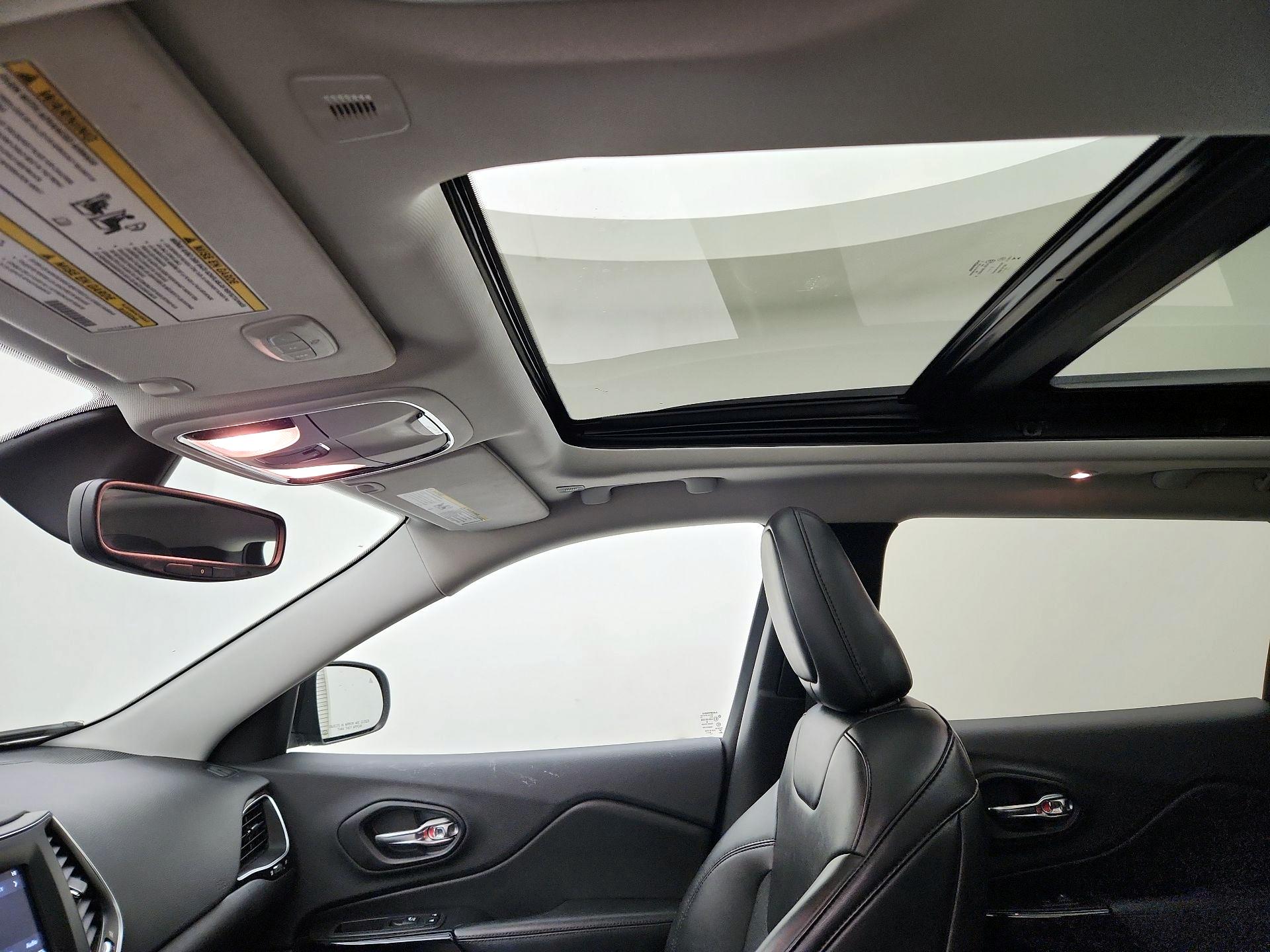 Thumbnail: 2019 Jeep Cherokee - 19